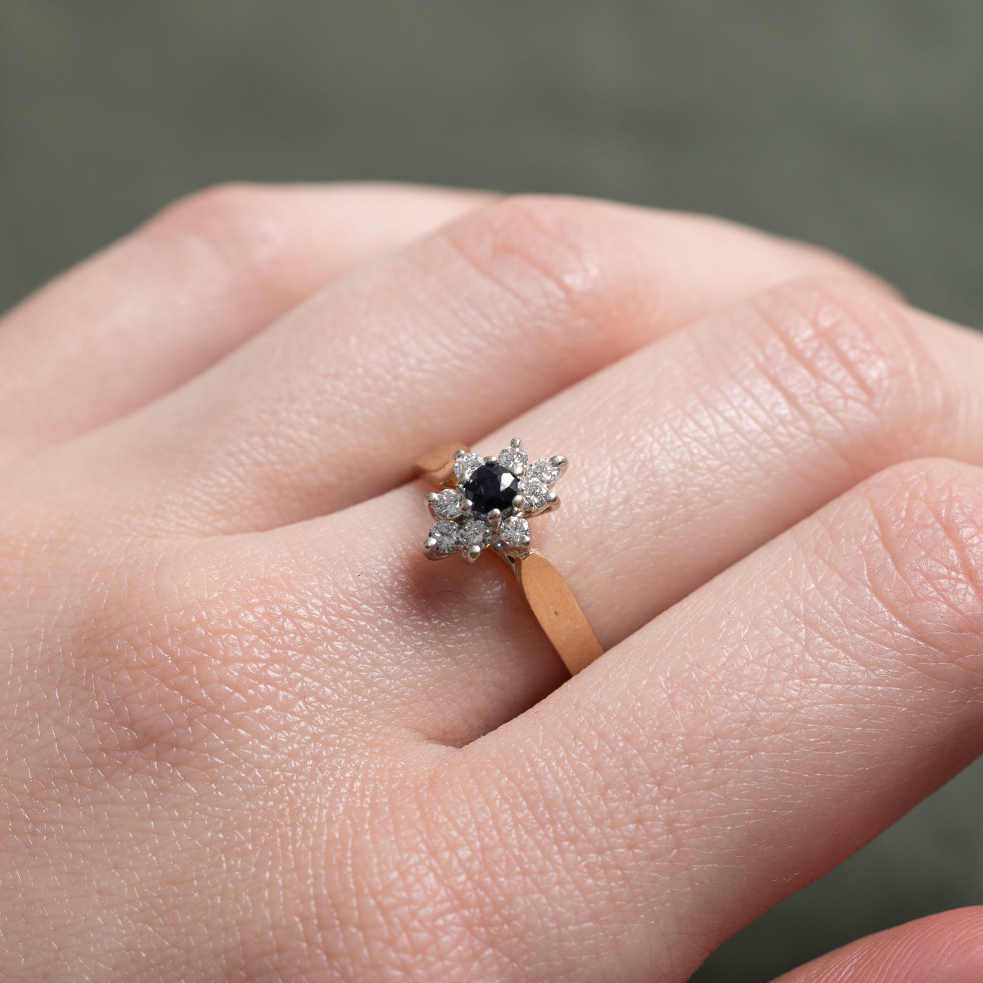 Bague halo pétales sertie de saphirs ronds et de diamants en or 14 carats | 0,18 ct, 0,24 ct au total | Taille 6,25