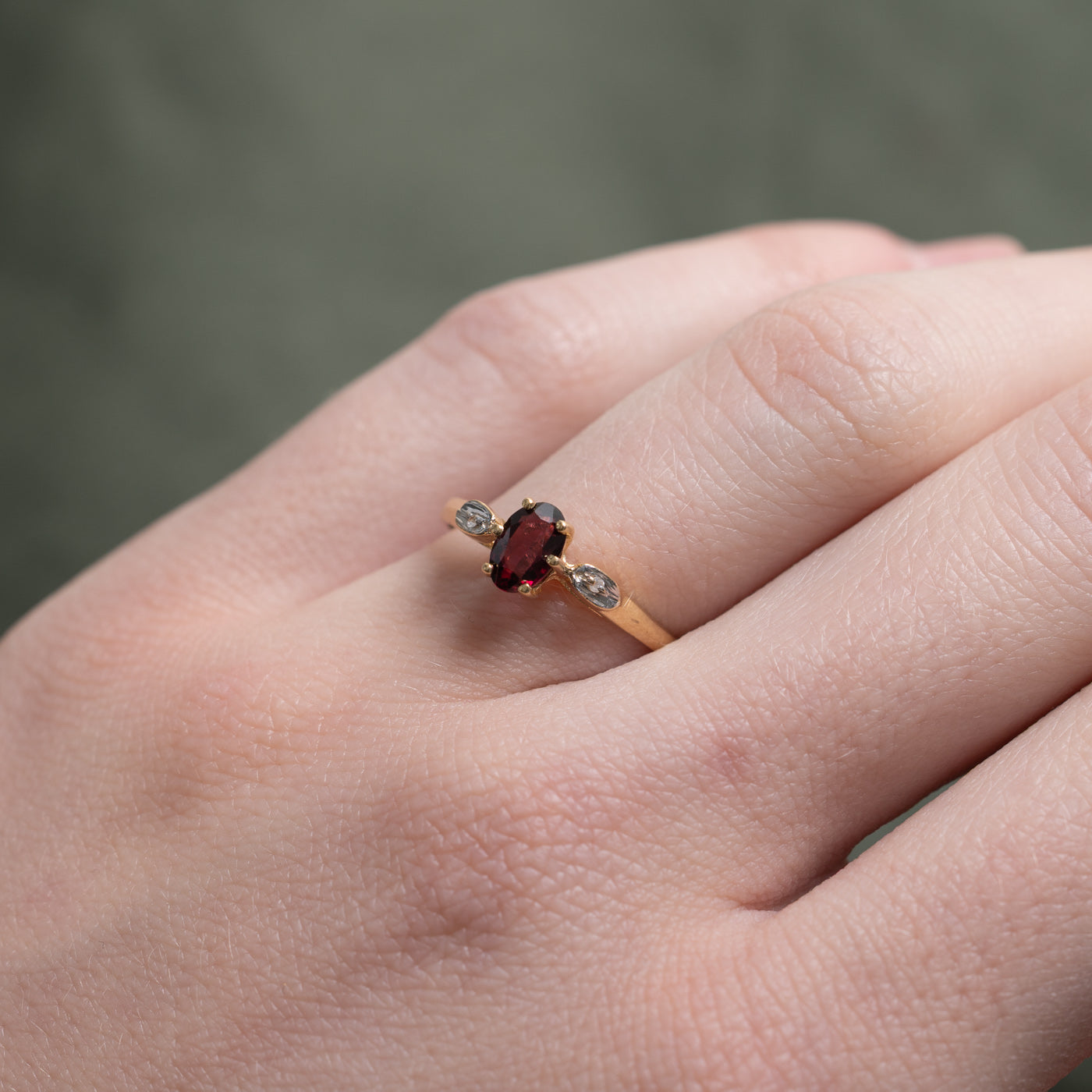 Bague en or 14 carats ornée d'un grenat ovale et de diamants | 0,50 ct, 0,01 ct | Taille 6,5