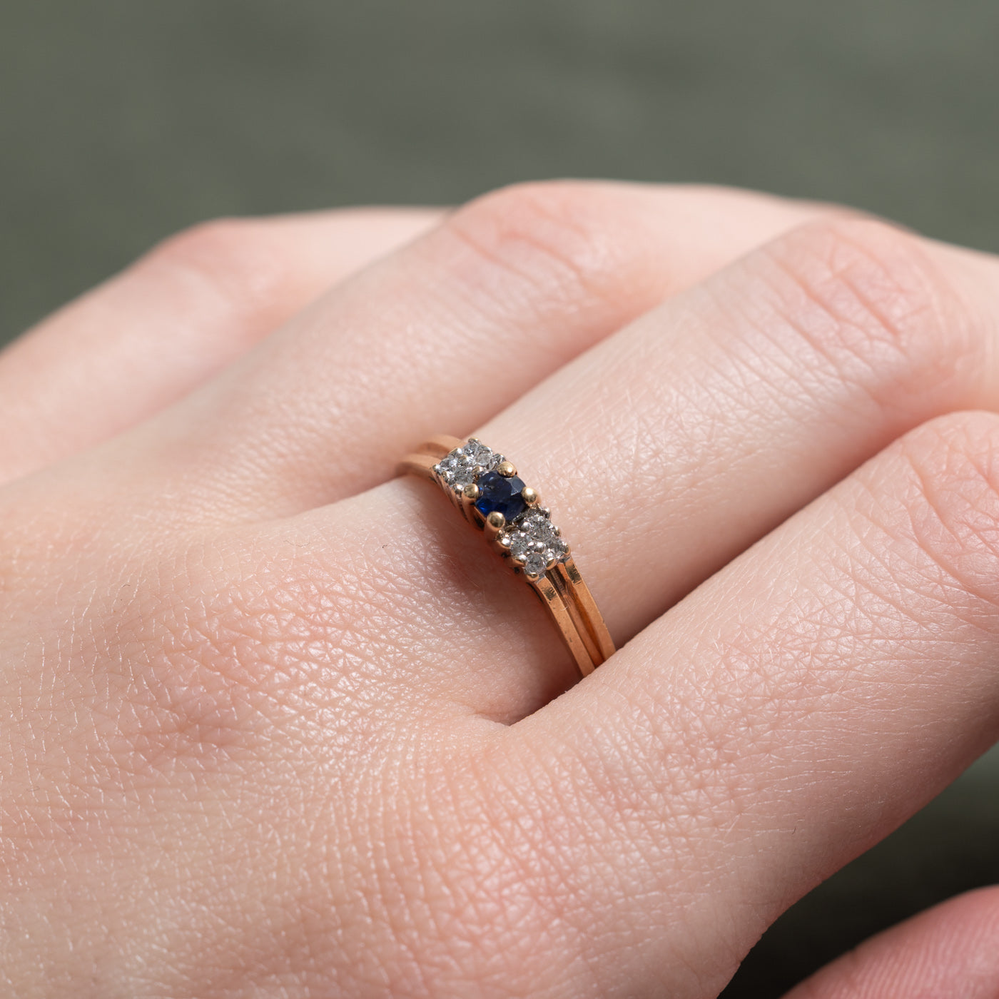 Bague en or 14 carats sertie d'un saphir rond et de diamants | 0,15 ct, 0,10 ct au total | Taille 7,25