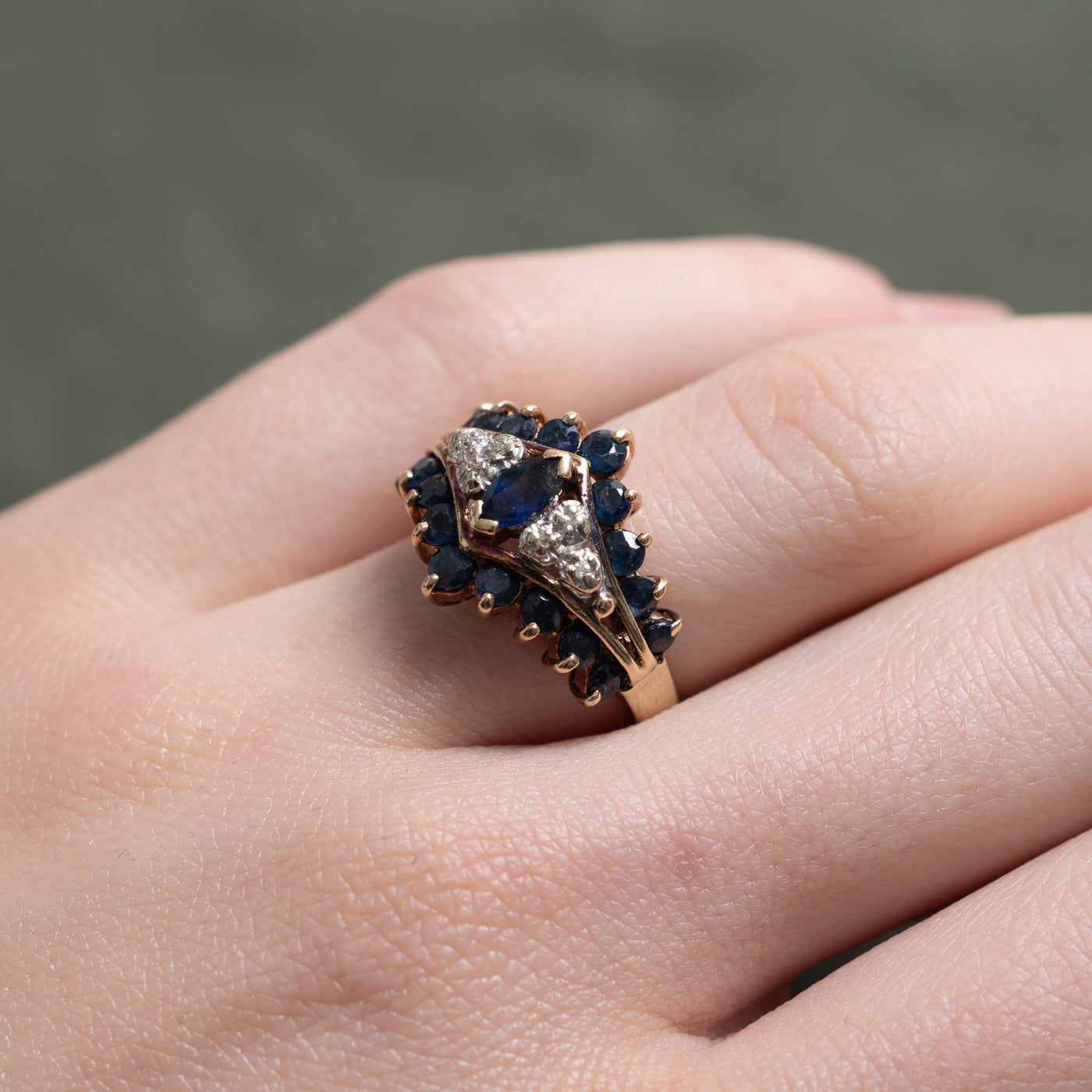 Bague cocktail conique en or 10 carats, saphir taille marquise et diamants | 1,00 ct, 0,02 ct | Taille 5,5