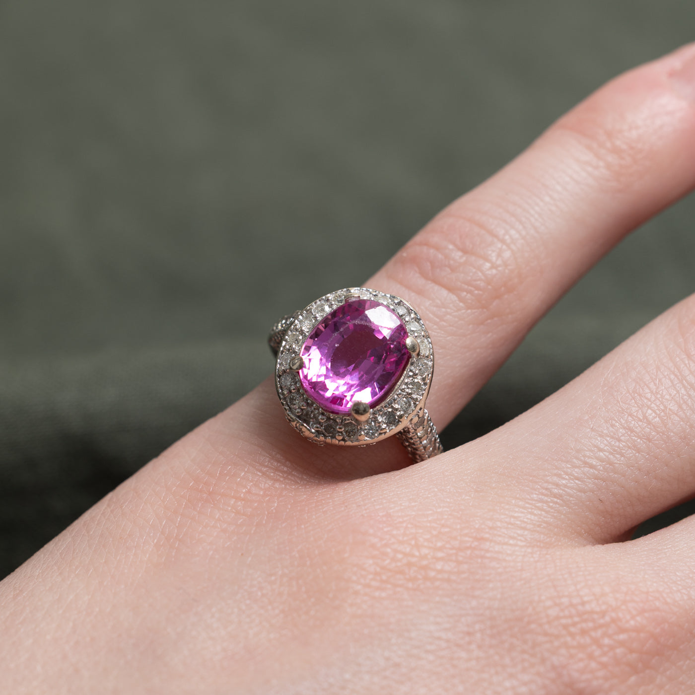 Bague halo en or 14 carats avec saphir synthétique et diamants | 5,00 ct, 0,58 ct au total | Taille 3,0