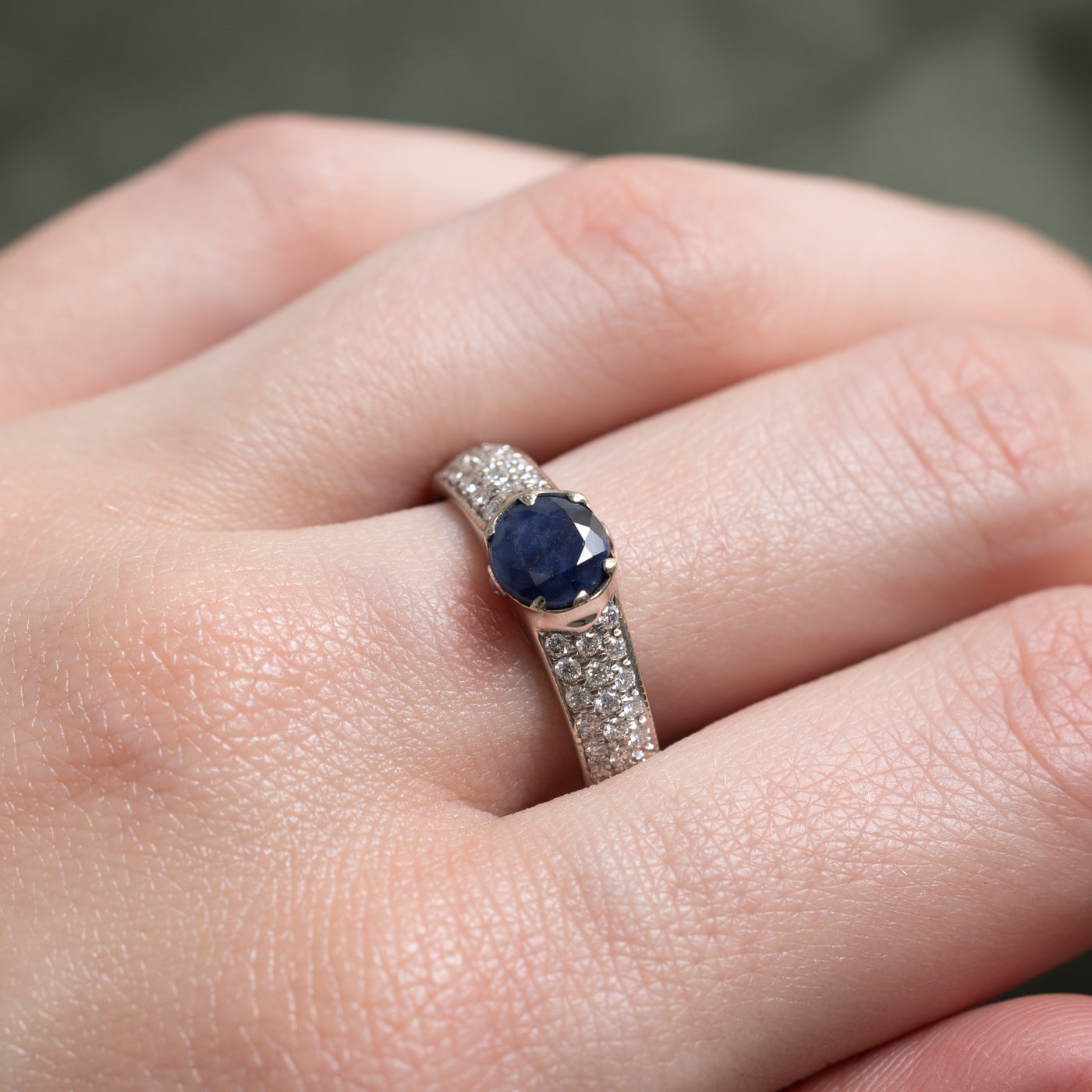 Bague ornée d'un saphir taille ronde et de diamants | 0,73 ct, 0,38 ct au total | Taille 8,75 |