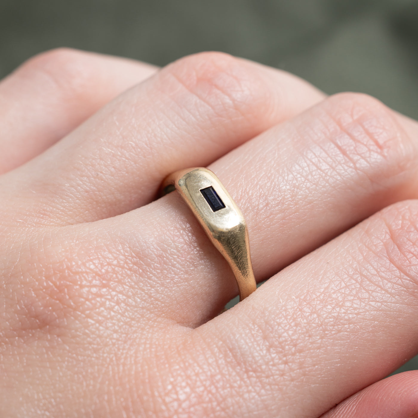 Bague chevalière en saphir taille baguette serti à fleur | 0,14 ct | Taille 9,25 |