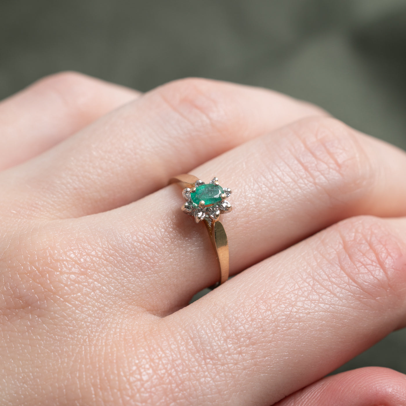 Bague halo pétales d'émeraude et de diamants | 0,20 ct, 0,02 ct au total | Taille 6,25 |