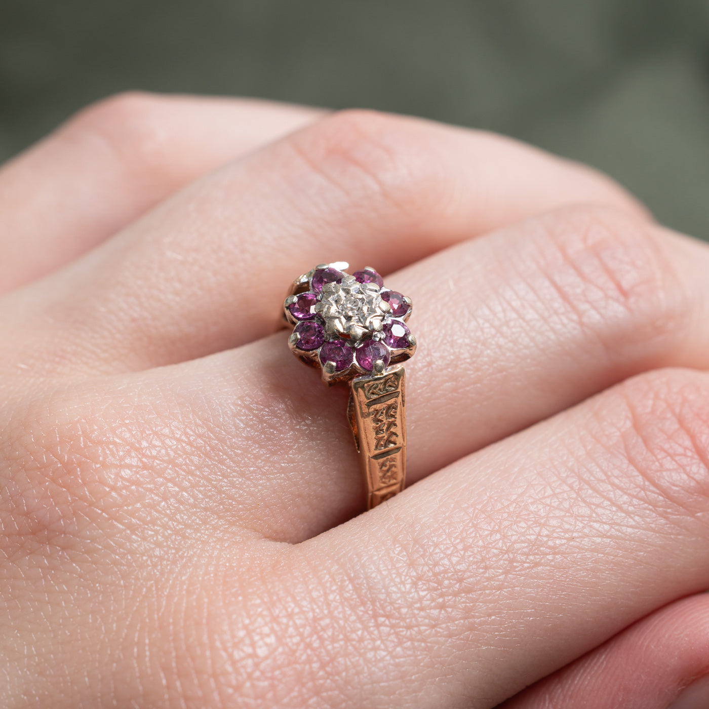 Bague gravée de motifs floraux en rubis synthétique et diamants naturels | 0,50 ct, 0,01 ct | Taille 7,0 |