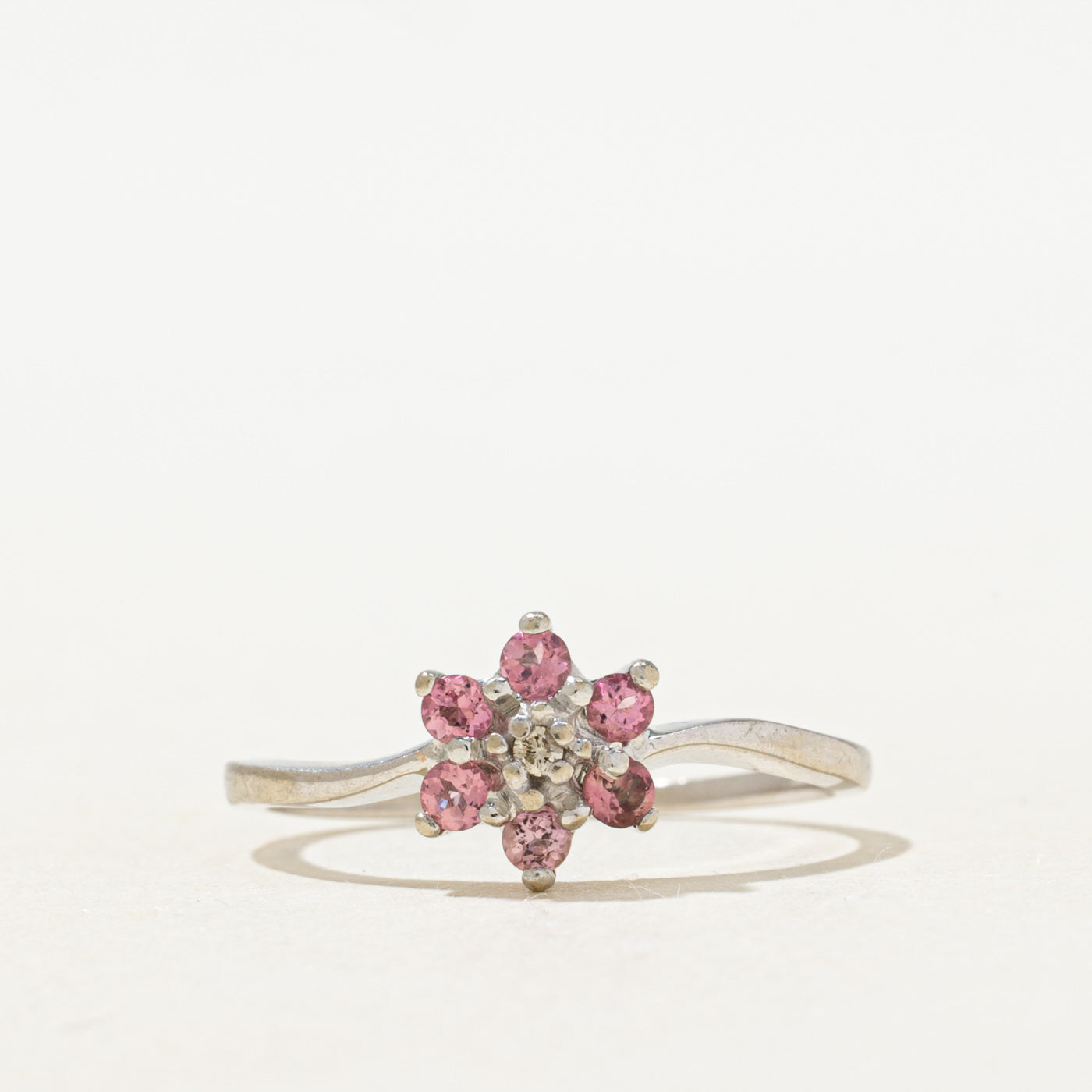 Bague pétale en tourmaline rose et diamants | 0,1 ct au total, 0,01 ct | Taille 5,75 |