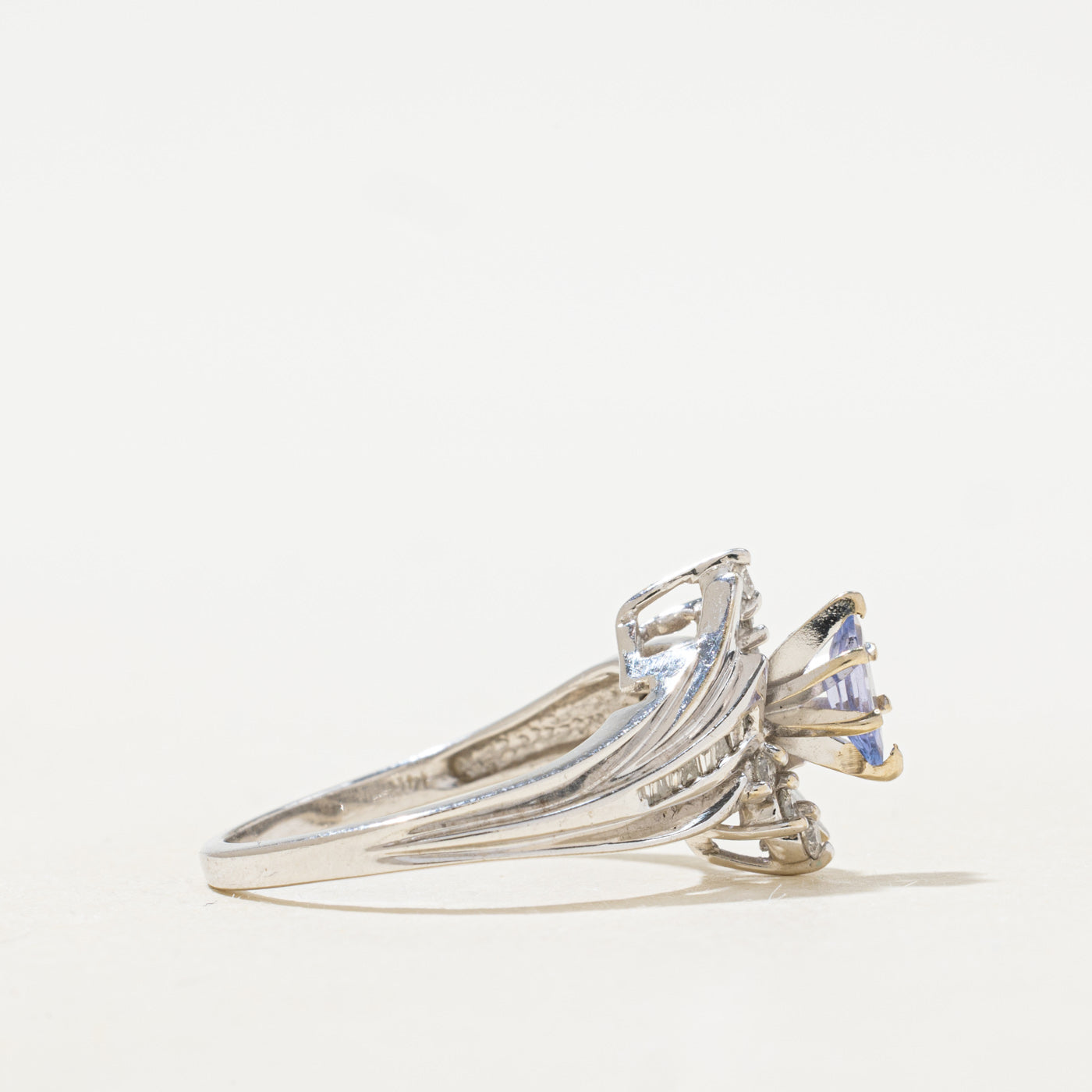 Bague en tanzanite taille marquise et diamants | 0,13 ct, 0,1 ct au total | Taille 6,5 |