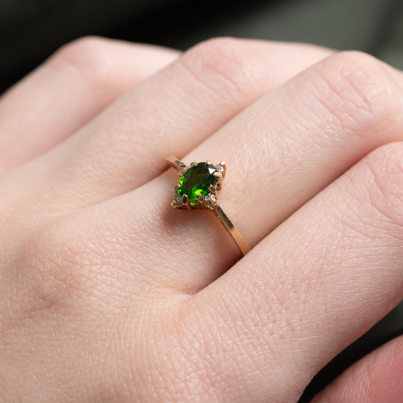 Bague en tourmaline ovale et diamants | 0,3 ct, 0,02 ct au total | Taille 5,5 |