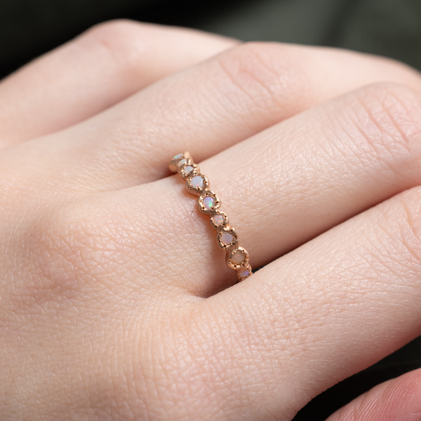 Bague demi-éternité sertie clos d'opales | 0,12 ct | Taille 7,0 |