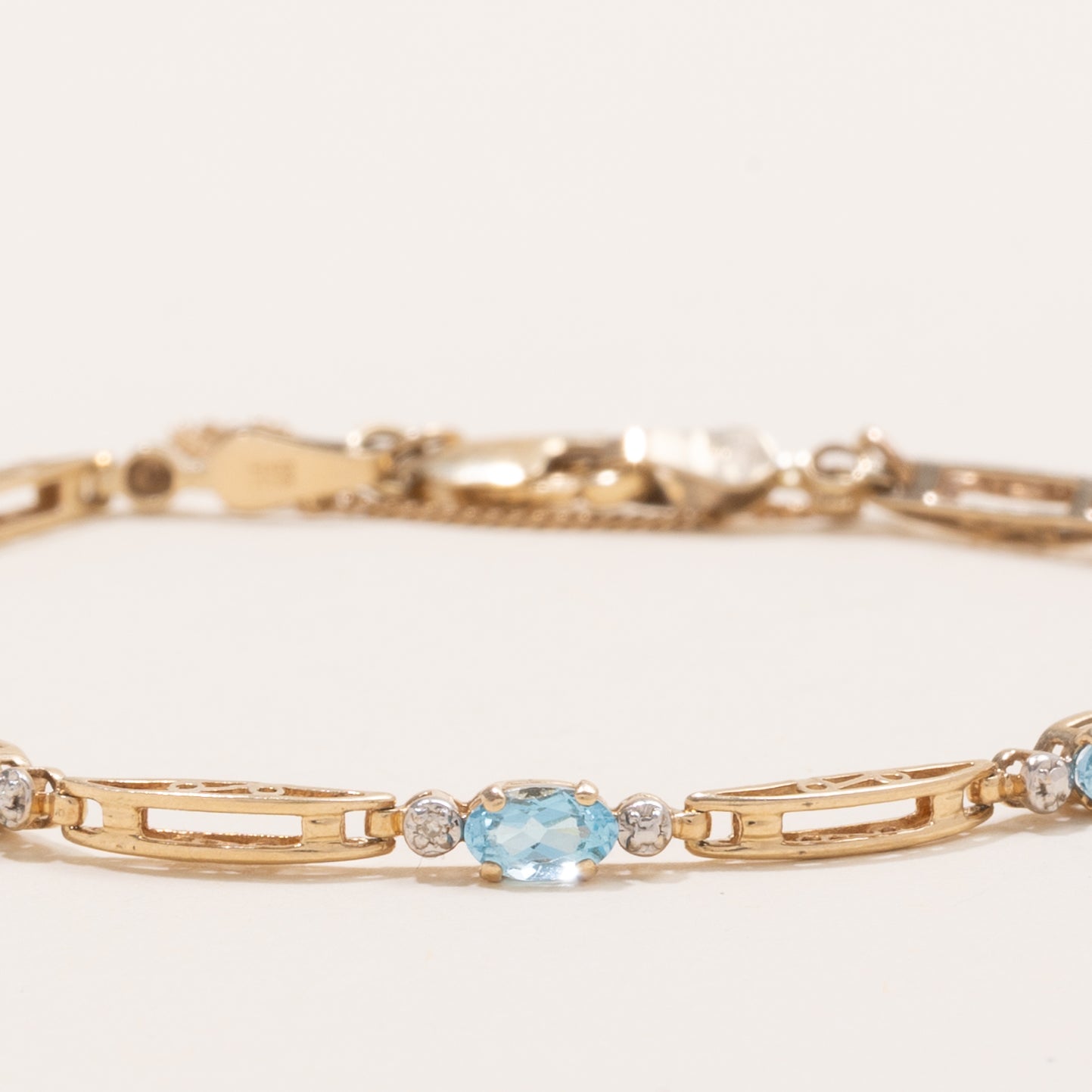 Bracelet en topaze bleue et diamants | 1,0 ct, 0,01 ct | 17,8 cm |
