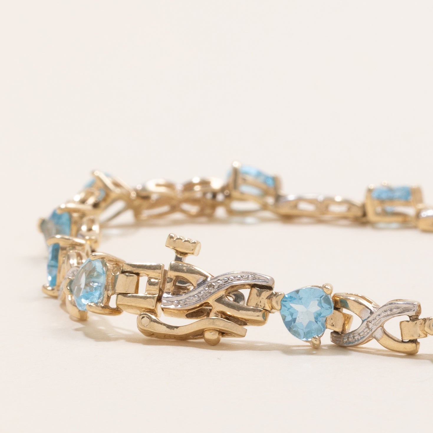 Bracelet en topaze bleue taille cœur et diamants | 5,5 ct au total, 0,04 ct au total | 7,5 po |