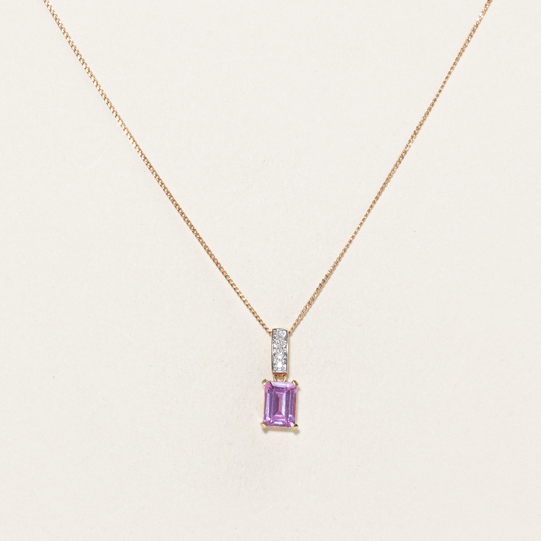 Collier pendentif saphir synthétique et diamant | 1,2 ct, 0,02 ct au total | 48 cm |