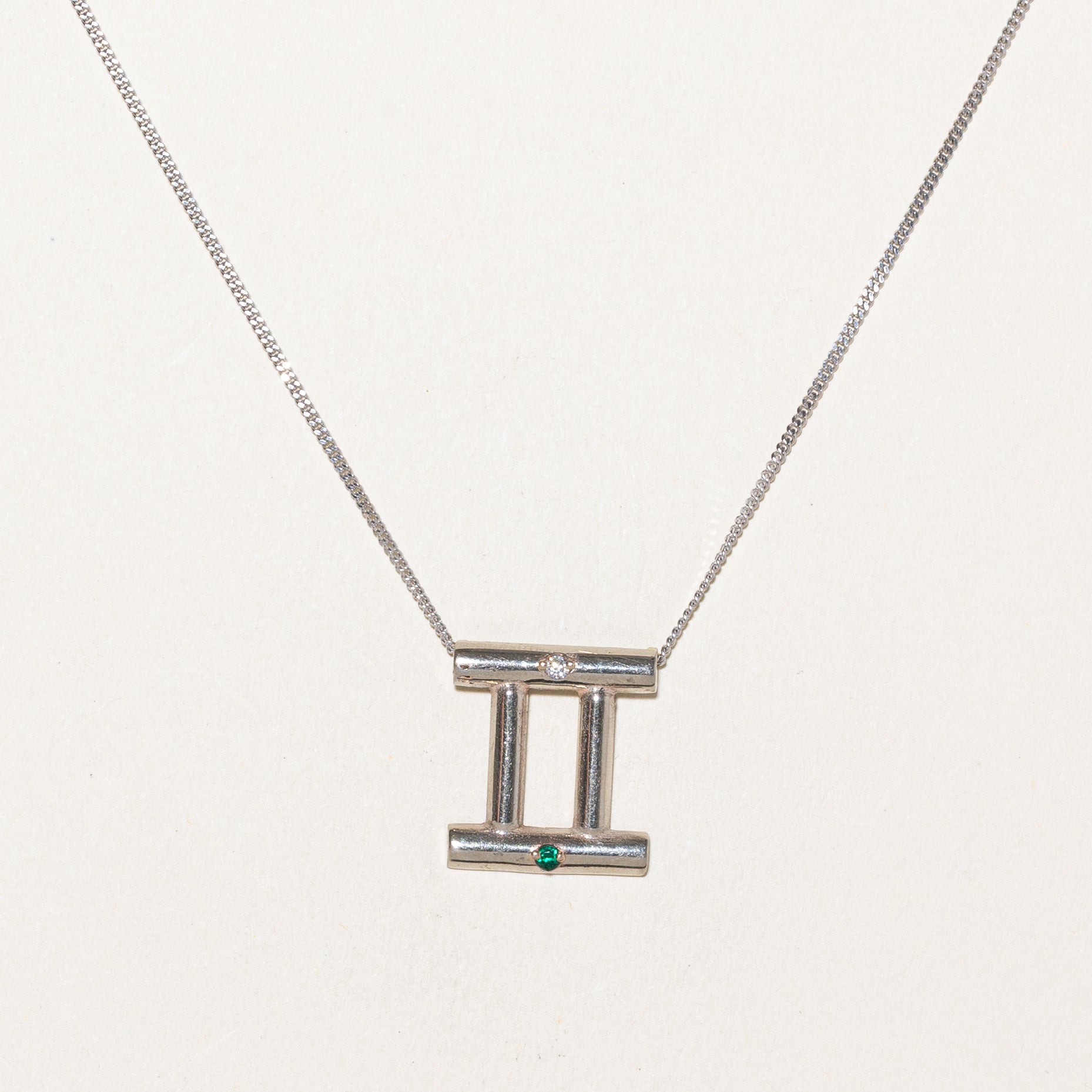 Collier pendentif chiffres romains en émeraude synthétique et diamants | 0,03 ct, 0,03 ct | 50,8 cm |