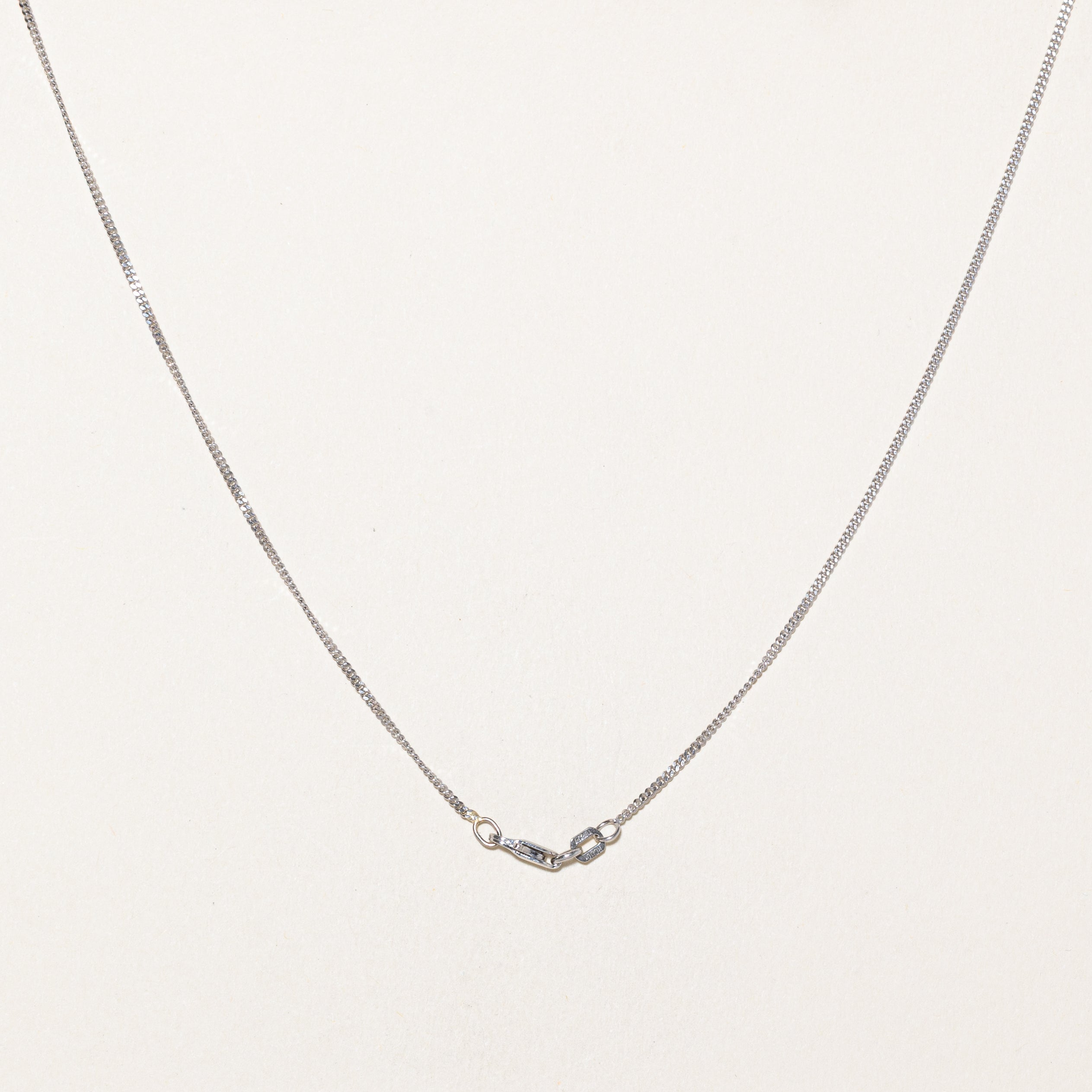 Collier pendentif chiffres romains en émeraude synthétique et diamants | 0,03 ct, 0,03 ct | 50,8 cm |