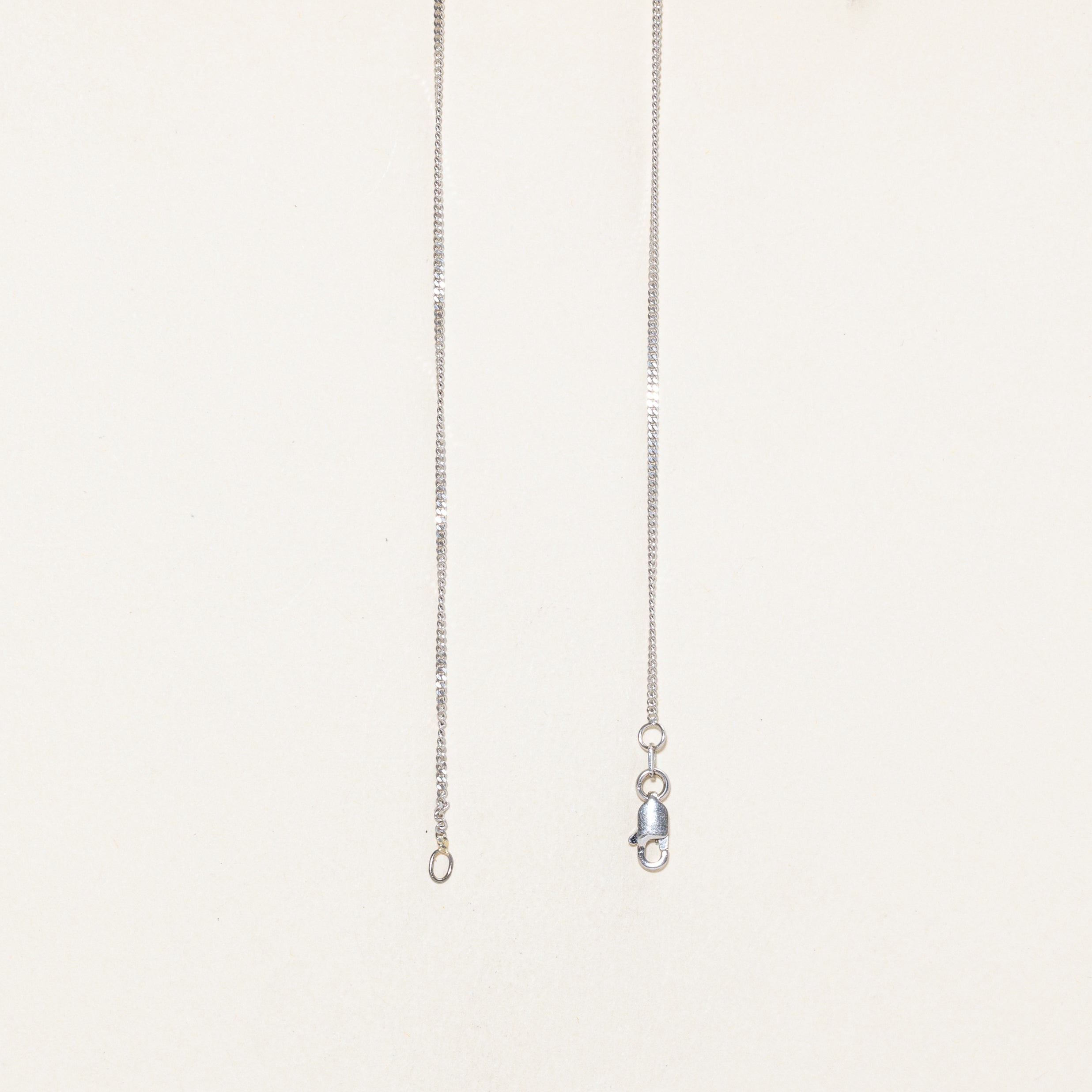 Collier pendentif chiffres romains en émeraude synthétique et diamants | 0,03 ct, 0,03 ct | 50,8 cm |