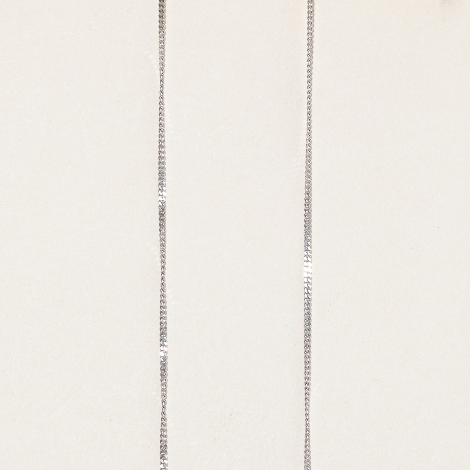 Collier pendentif chiffres romains en émeraude synthétique et diamants | 0,03 ct, 0,03 ct | 50,8 cm |