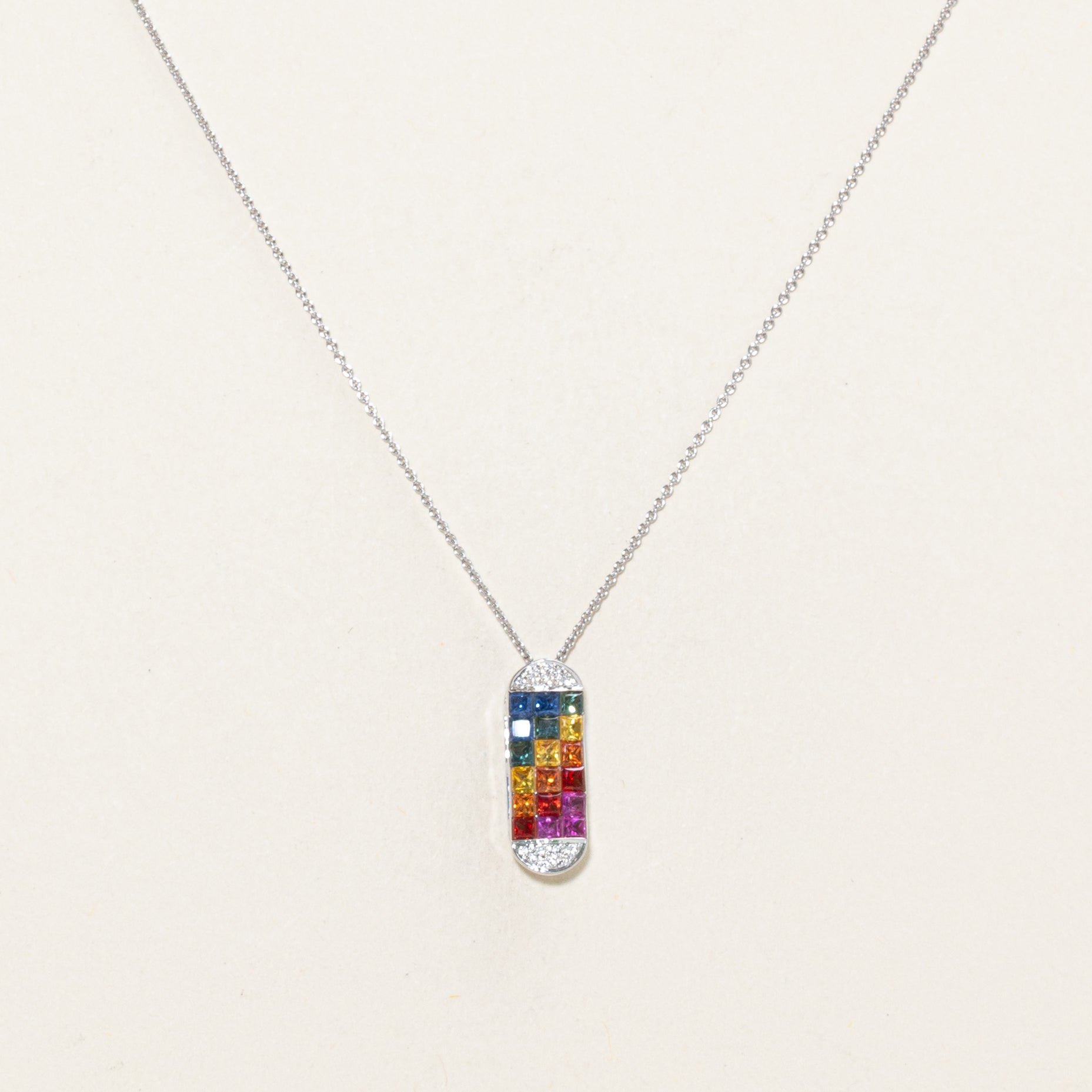 Collier pendentif en grille arc-en-ciel saphir et diamants | 1,0 ct, 0,05 ct | 45,7 cm |