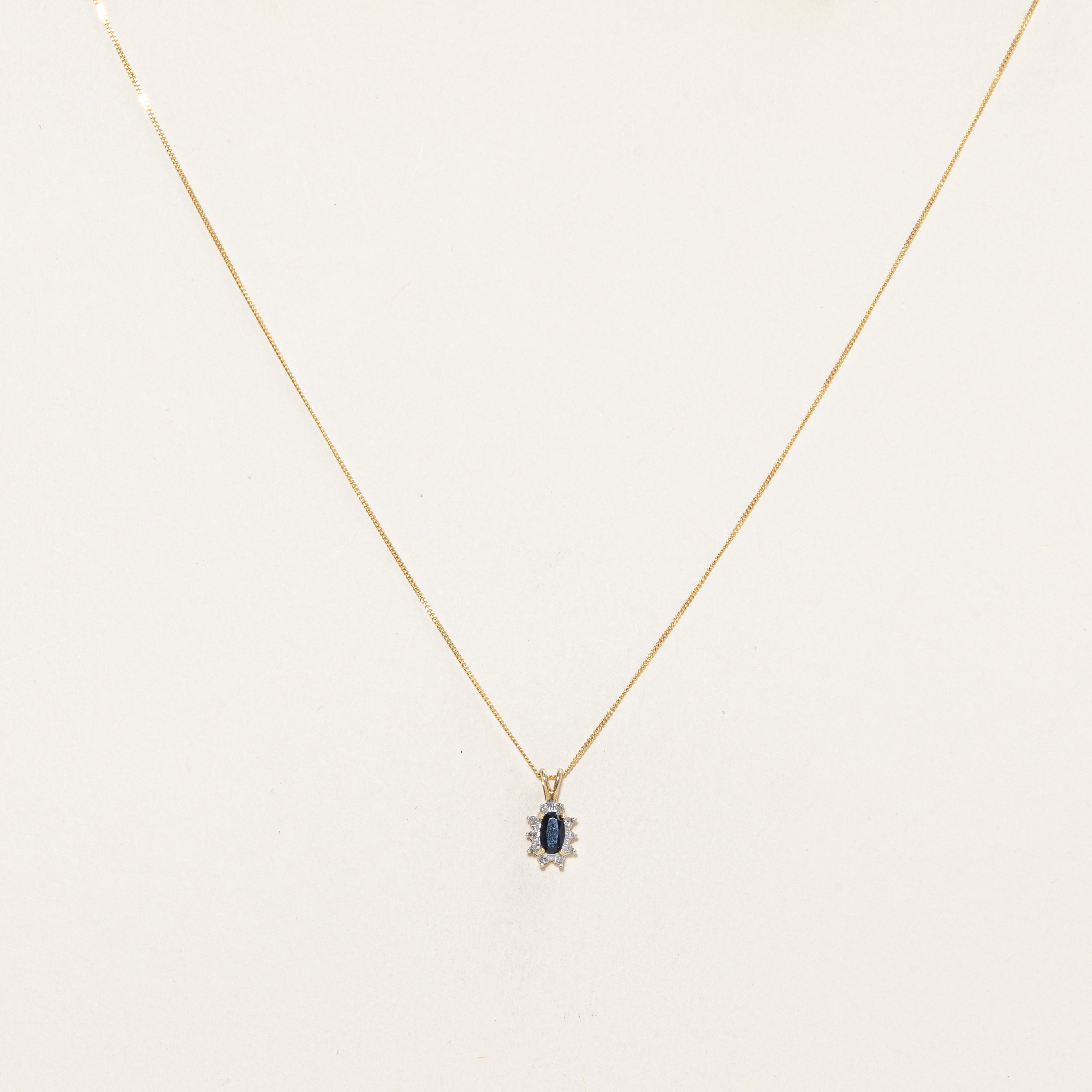 Collier pendentif pétale en saphir et diamant | 0,22 ct, 0,05 ct au total | 45,7 cm |