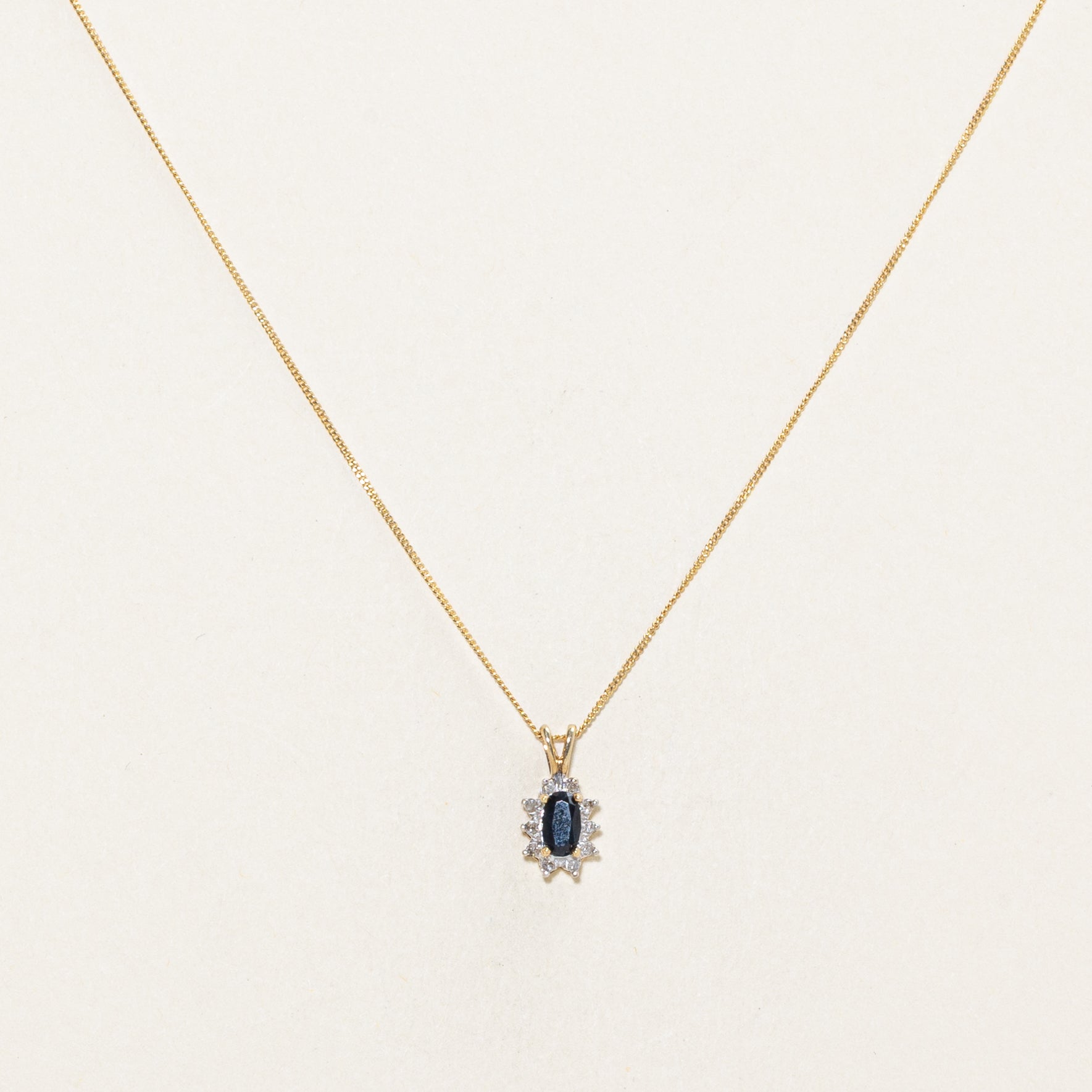 Collier pendentif pétale en saphir et diamant | 0,22 ct, 0,05 ct au total | 45,7 cm |