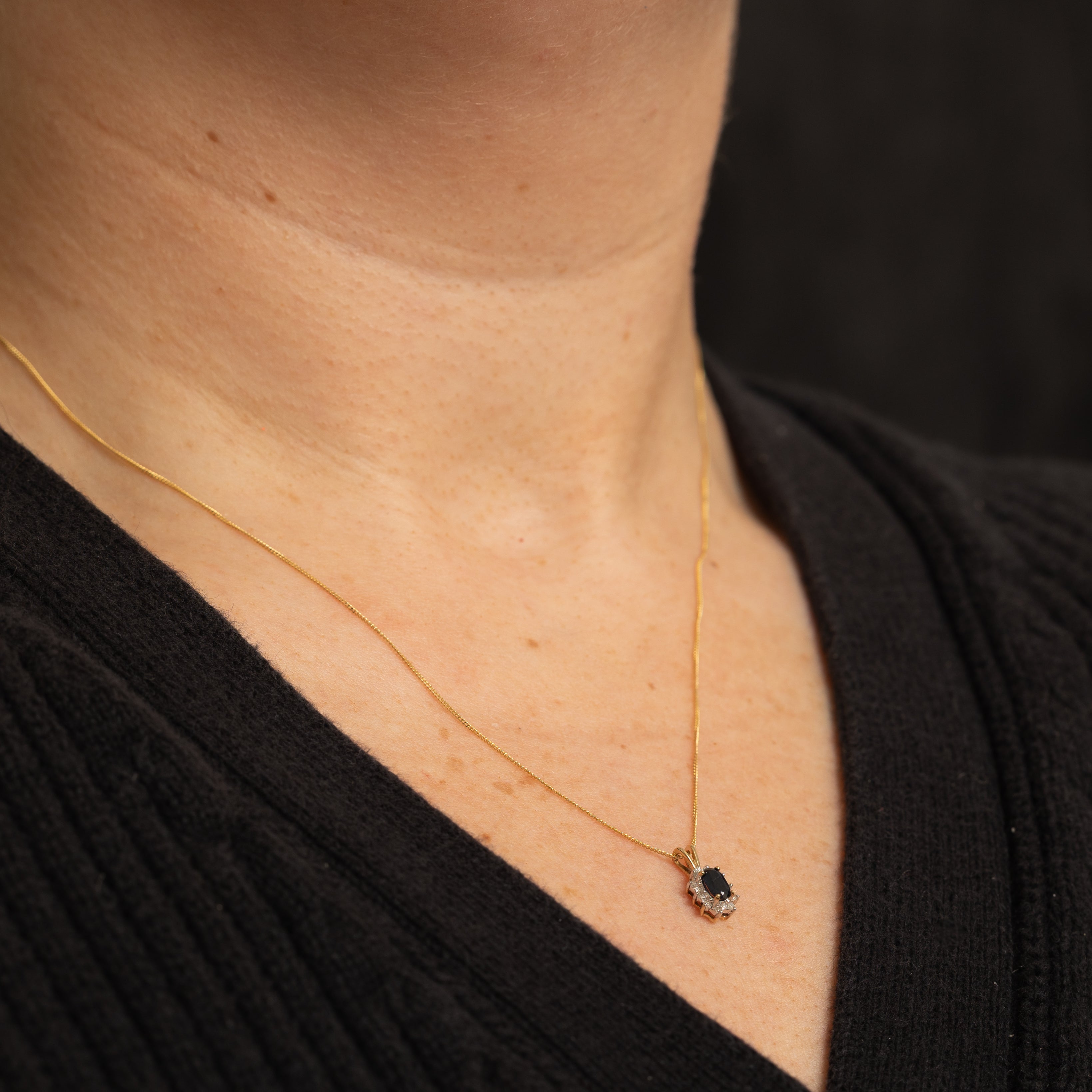 Collier pendentif pétale en saphir et diamant | 0,22 ct, 0,05 ct au total | 45,7 cm |