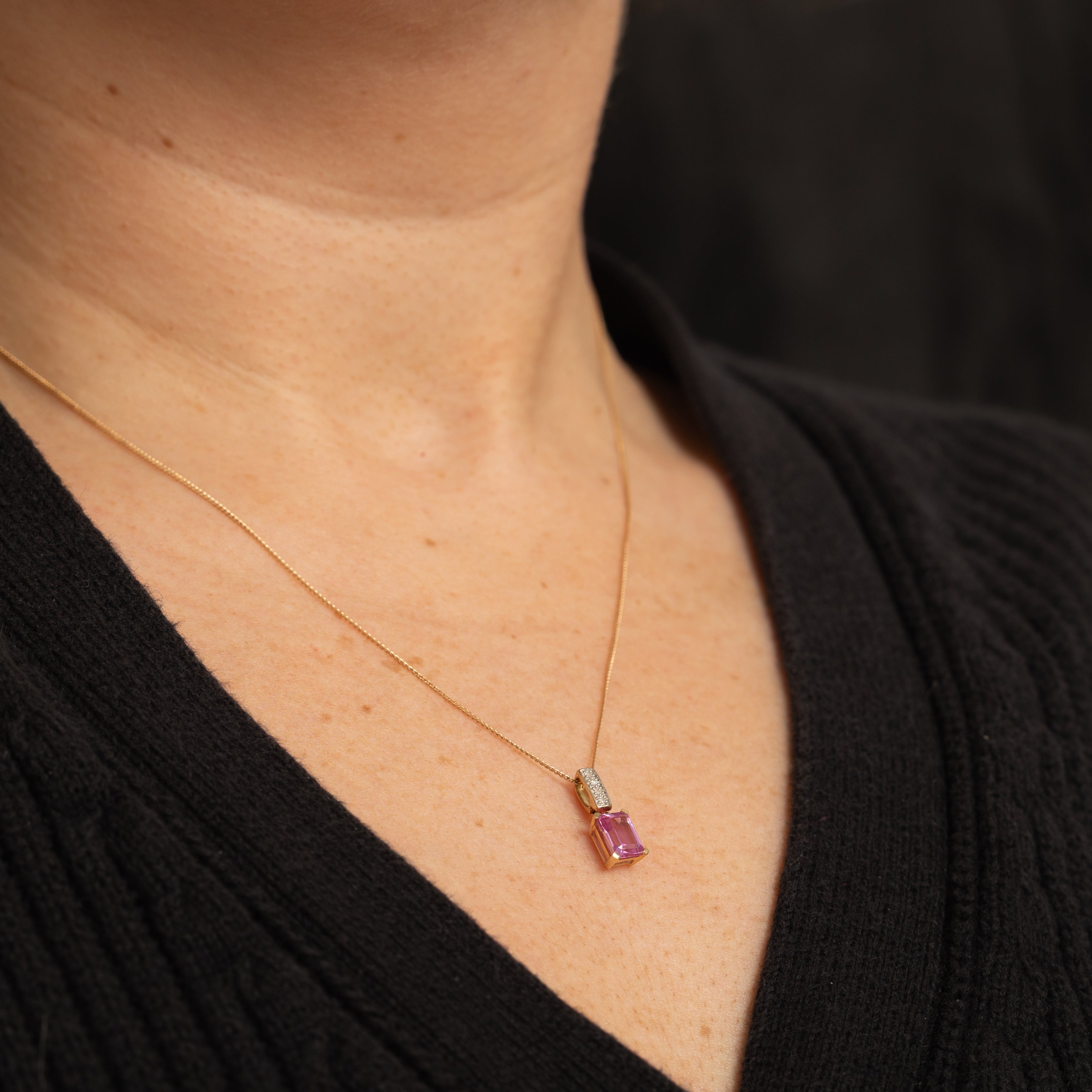 Collier pendentif saphir synthétique et diamant | 1,2 ct, 0,02 ct au total | 48 cm |