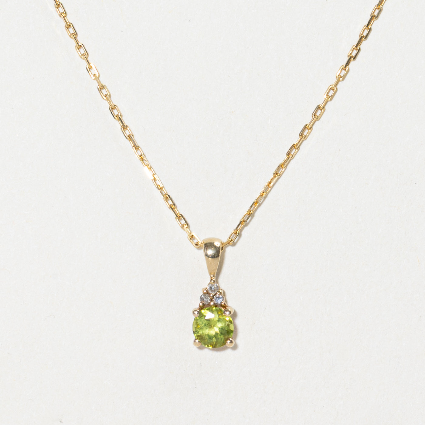 Collier pendentif péridot et diamants | 0,45 ct, 0,02 ct | 45,7 cm