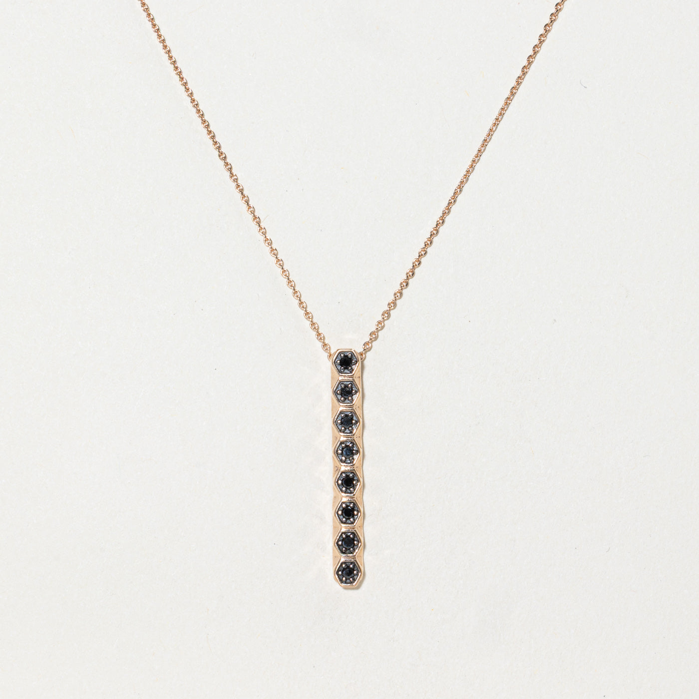 Collier pendentif colonne en or rose et diamants noirs | 0,08 ct | 45,7 cm