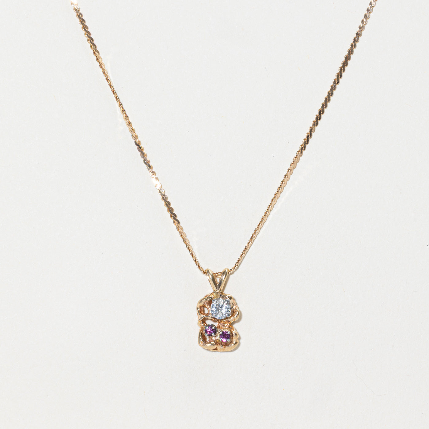 Collier pendentif texturé en diamants et rubis | 0,25 ct, 0,12 ct au total | 38 cm