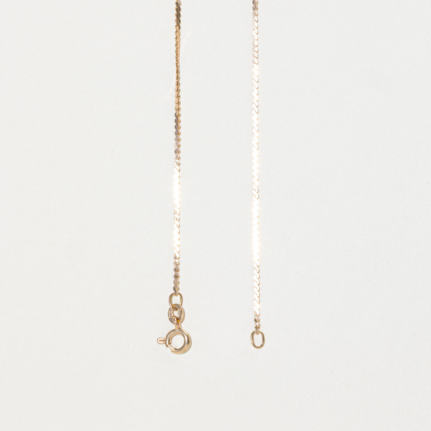 Collier pendentif texturé en diamants et rubis | 0,25 ct, 0,12 ct au total | 38 cm