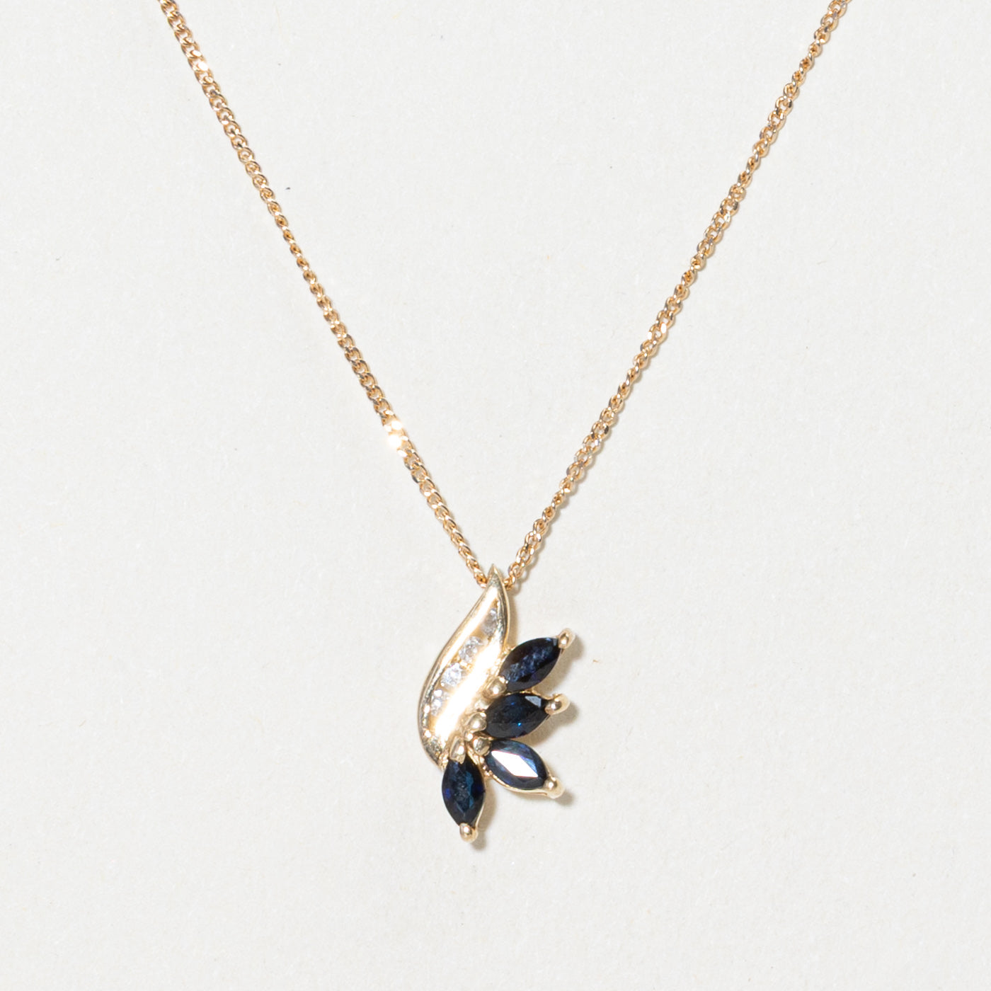 Collier pendentif en grappe de saphirs et diamants | 0,25 ct, 0,02 ct | 45,7 cm
