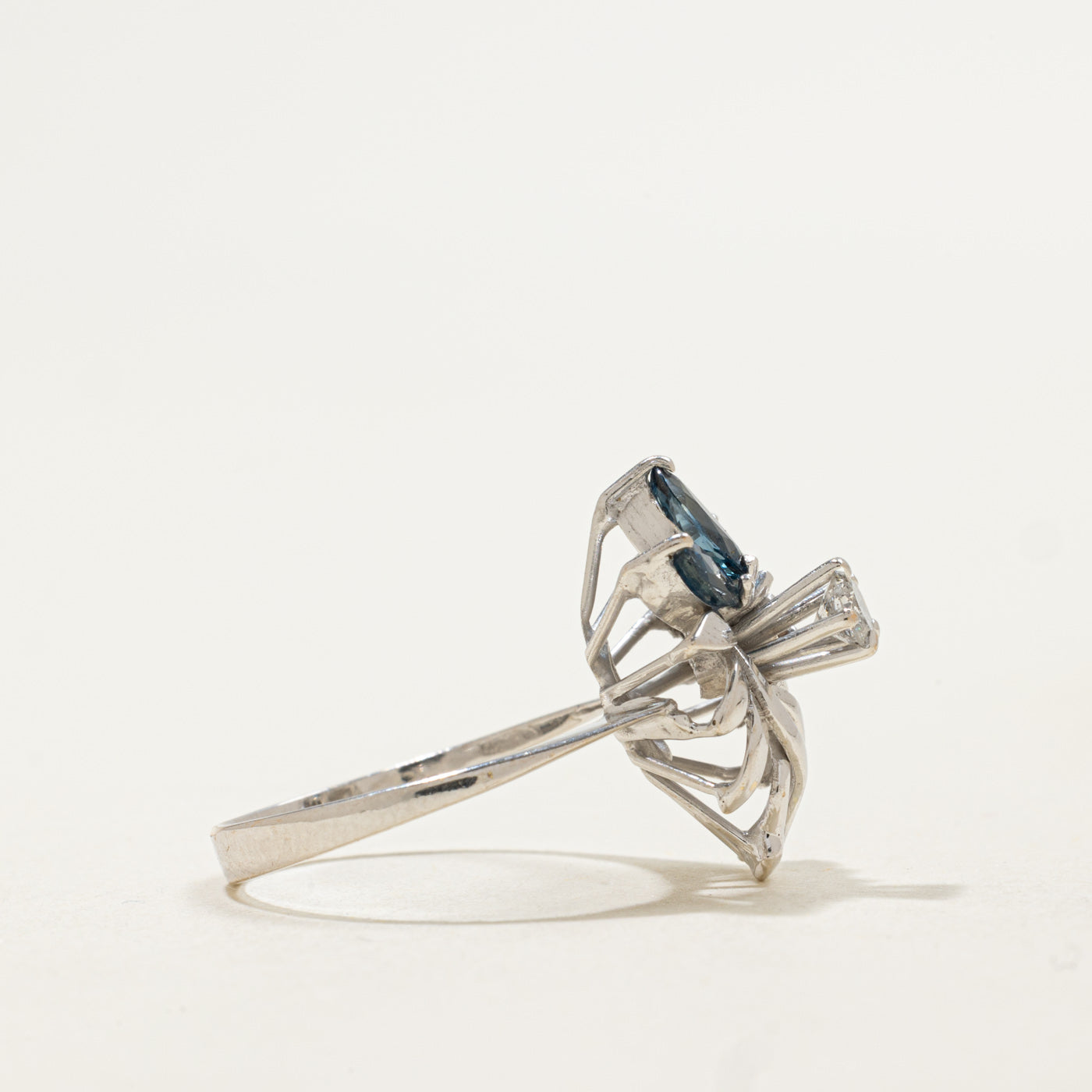 Bague cocktail florale abstraite en or 18 carats, saphirs taille marquise et diamants | 0,45 ct, 0,20 ct | Taille 5,25