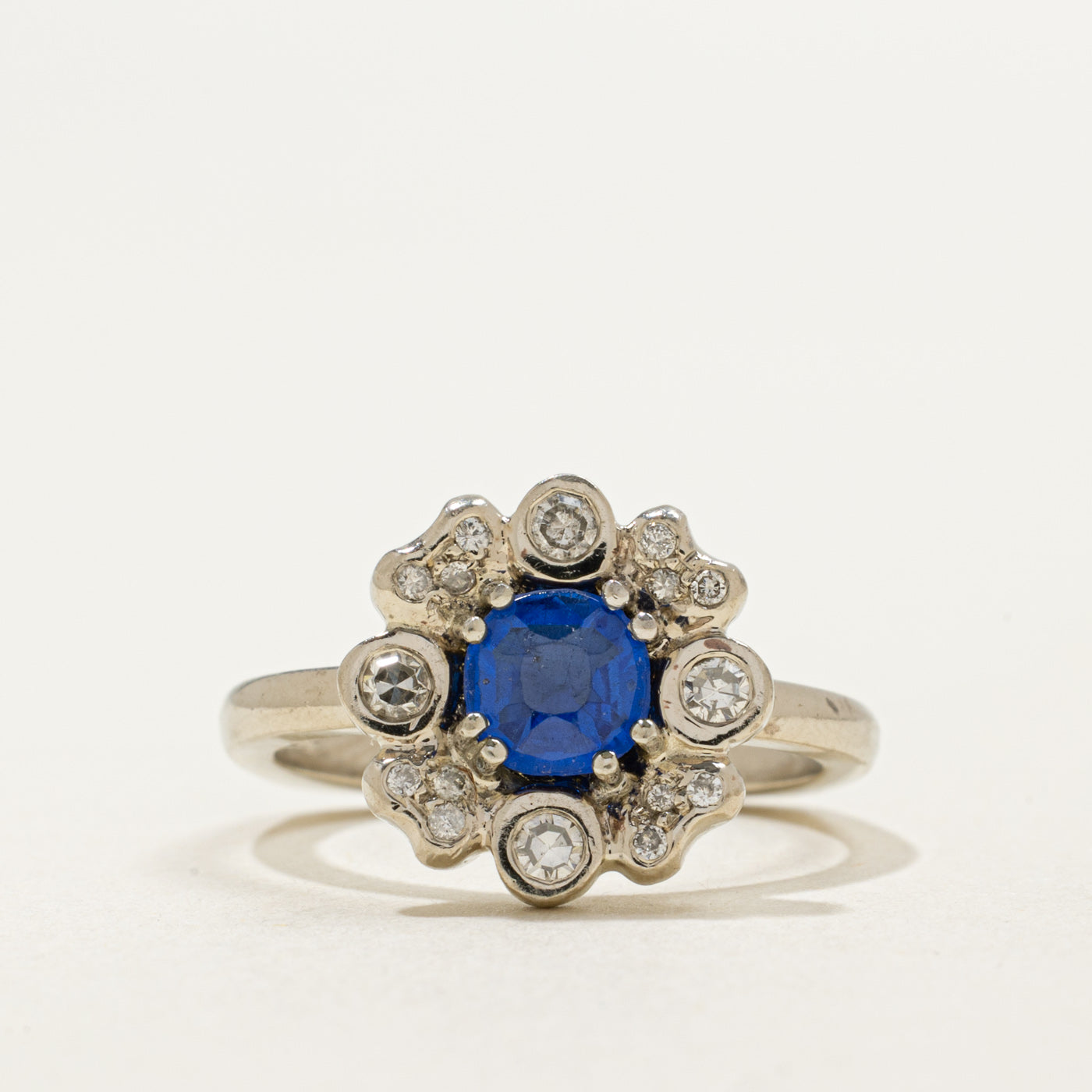 Bague florale en verre bleu taille coussin 14 carats et diamants | 0,85 ct, 0,18 ct au total | Taille 6,25