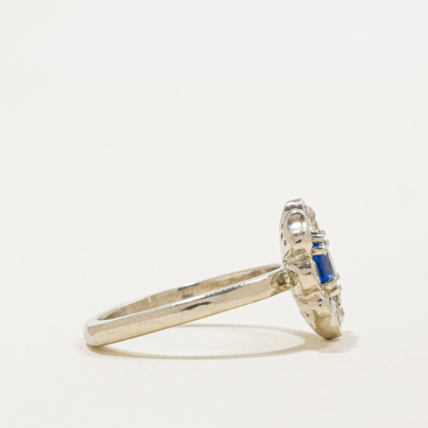 Bague florale en verre bleu taille coussin 14 carats et diamants | 0,85 ct, 0,18 ct au total | Taille 6,25