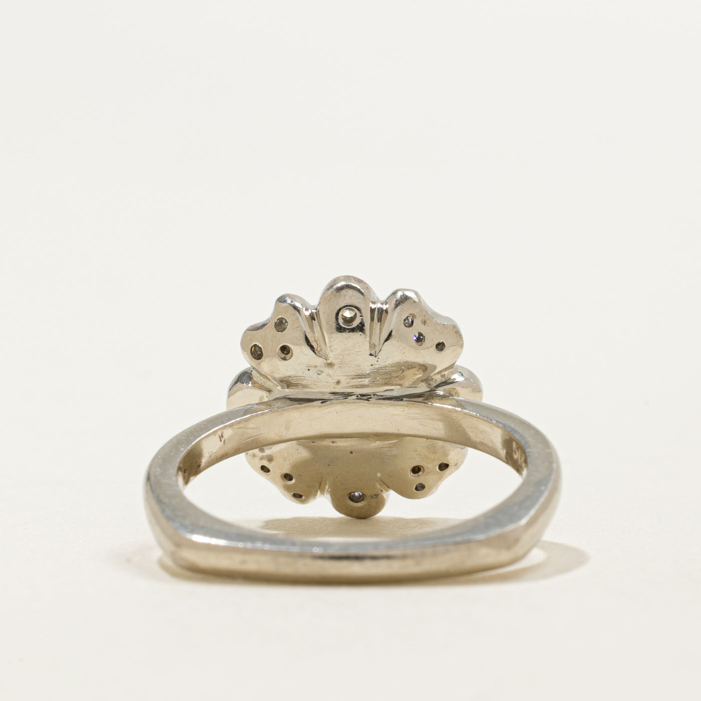 Bague florale en verre bleu taille coussin 14 carats et diamants | 0,85 ct, 0,18 ct au total | Taille 6,25