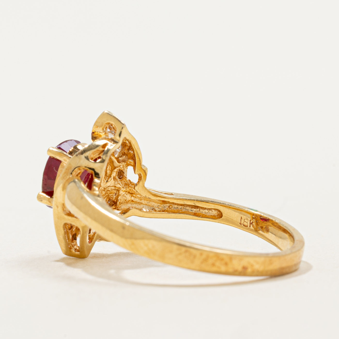 Bague semi-halo en or 18 carats avec rubis et diamants | 0,88 ct, 0,13 ct au total | Taille 6,25