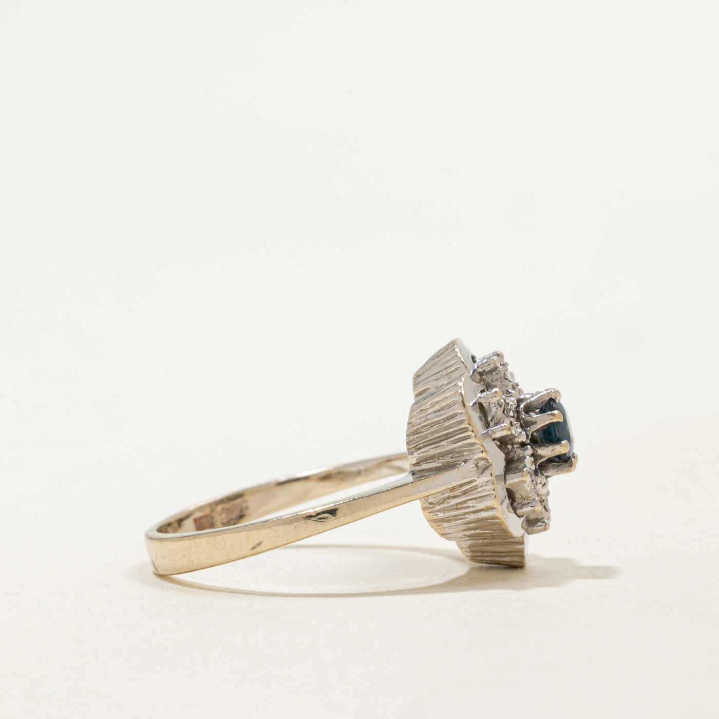 Bague fleur en or 14 carats, saphirs et diamants | 0,25 ct, 0,06 ct au total | Taille 5,25