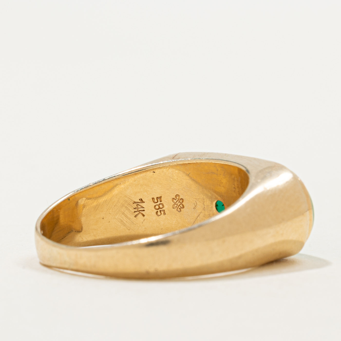 Bague en jade cabochon est-ouest 14 carats | 3,30 ct | Taille 8,75