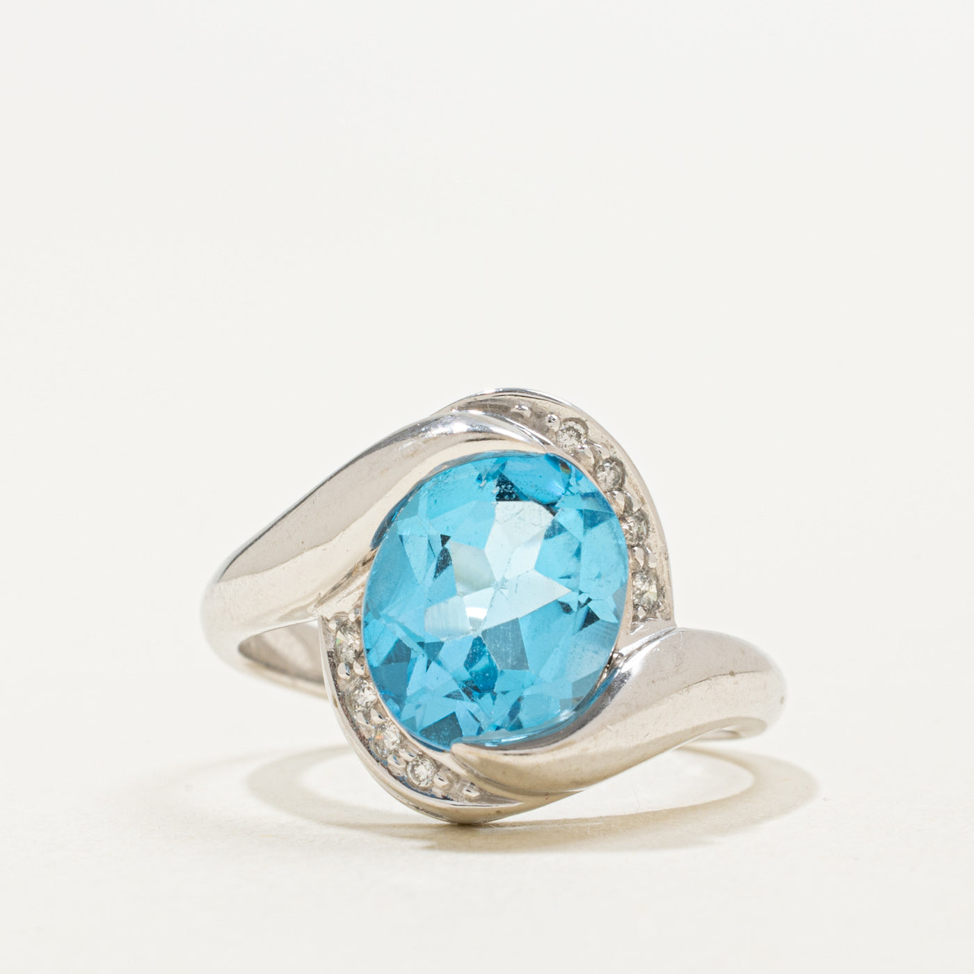 Bague sertie de topazes bleues et de diamants en or 18 carats | 3,00 ct, 0,50 ct au total | Taille 6,5