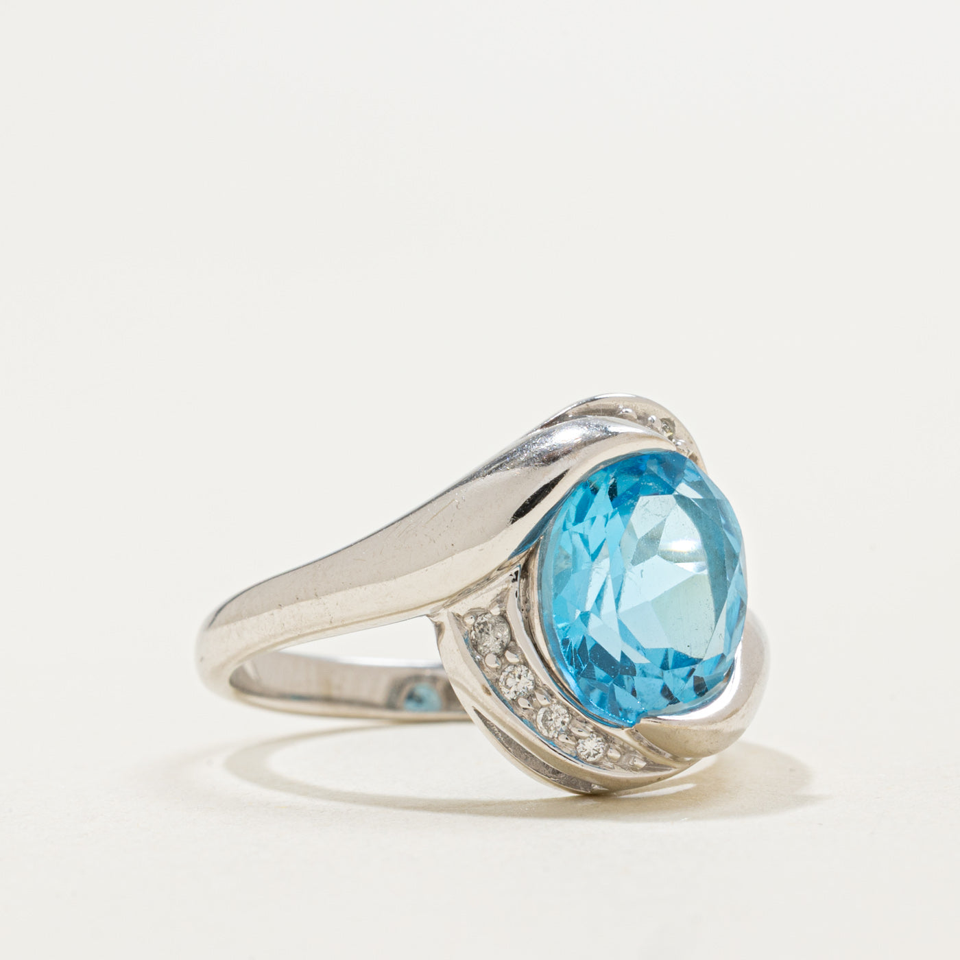 Bague sertie de topazes bleues et de diamants en or 18 carats | 3,00 ct, 0,50 ct au total | Taille 6,5