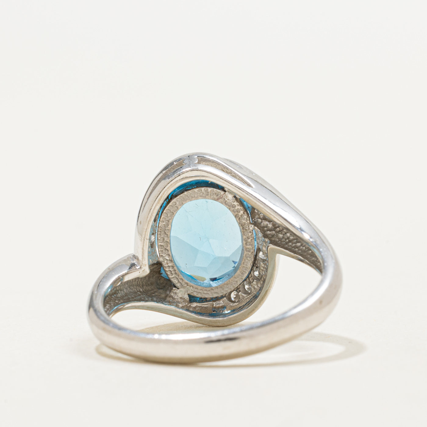 Bague sertie de topazes bleues et de diamants en or 18 carats | 3,00 ct, 0,50 ct au total | Taille 6,5