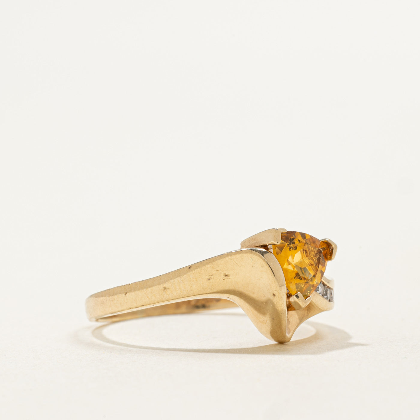 Bague abstraite en or 10 carats, citrine taille trillion et diamants | 0,60 ct, 0,03 ct au total | Taille 8,75