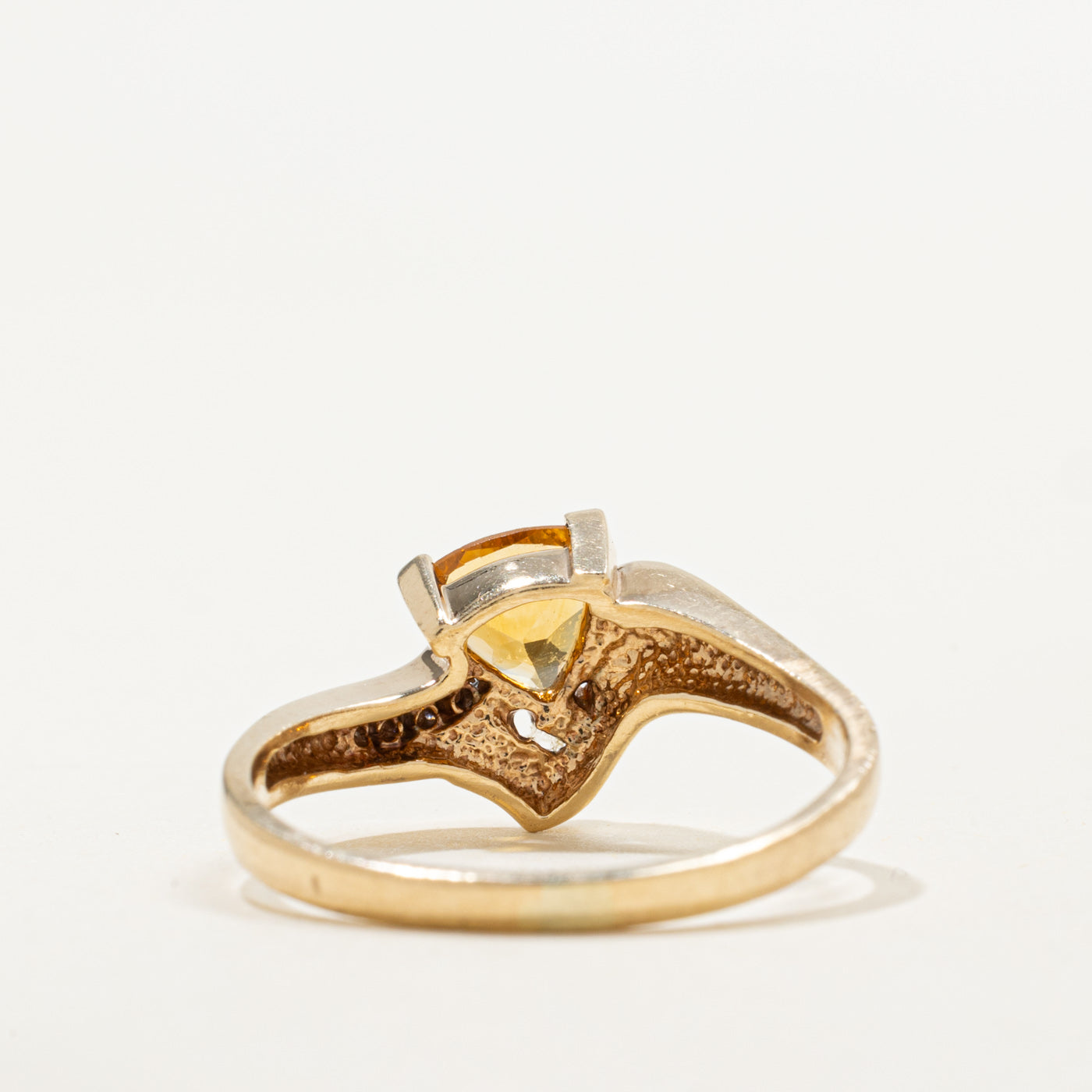 Bague abstraite en or 10 carats, citrine taille trillion et diamants | 0,60 ct, 0,03 ct au total | Taille 8,75