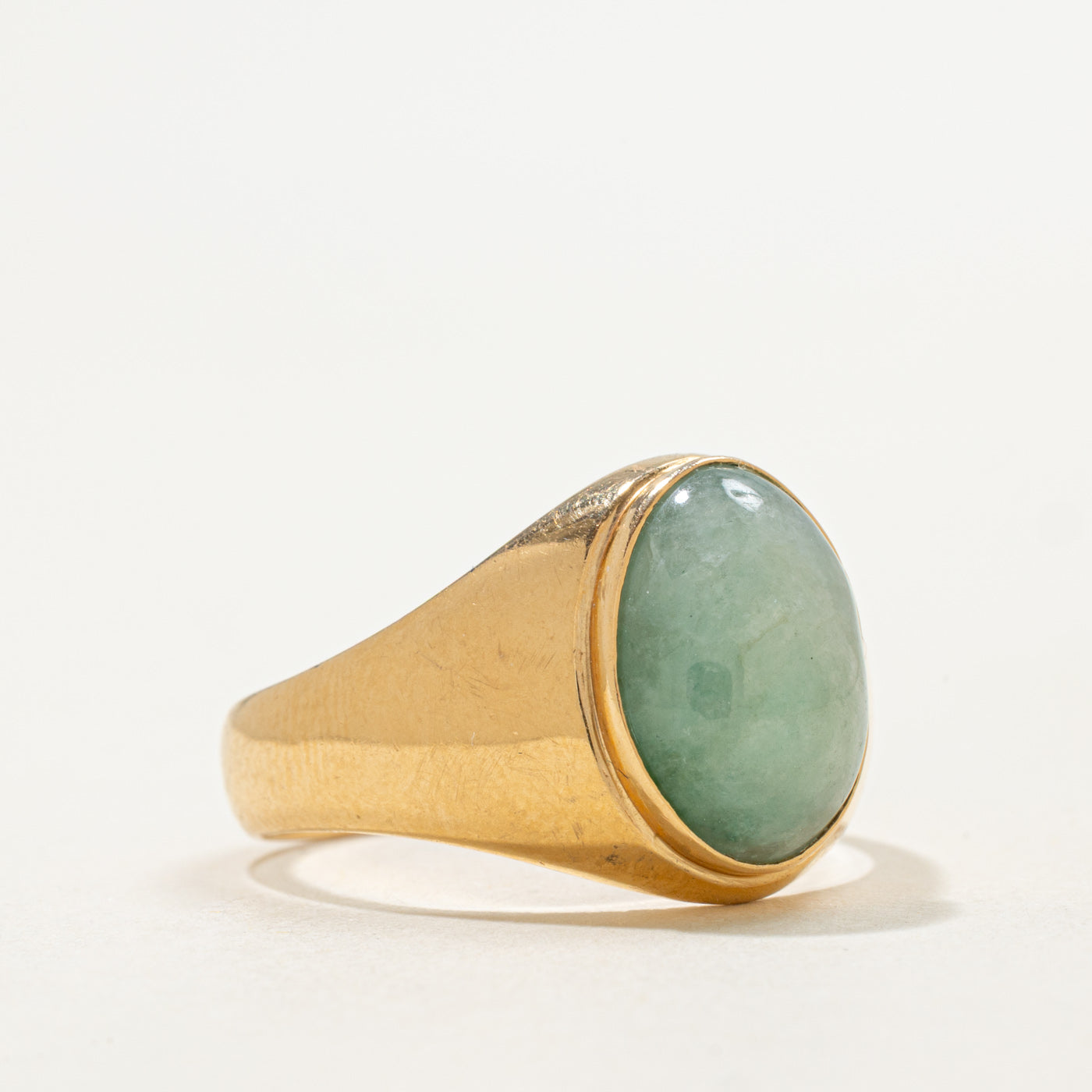 Bague chevalière en jadéite cabochon 18 carats | 6,00 ct | Taille 10,75