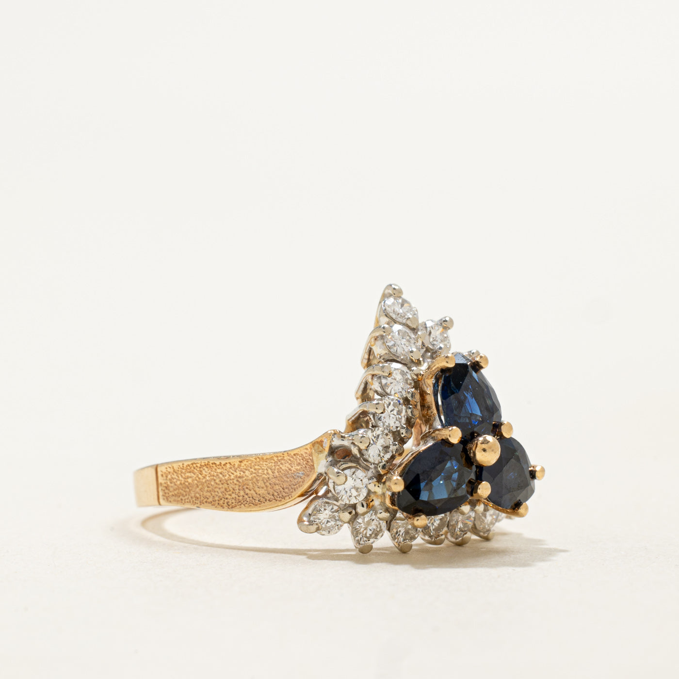Bague halo en forme de pétale triangulaire sertie de saphirs et de diamants en or 14 carats | 1,50 ct au total, 0,54 ct au total | Taille 6,75
