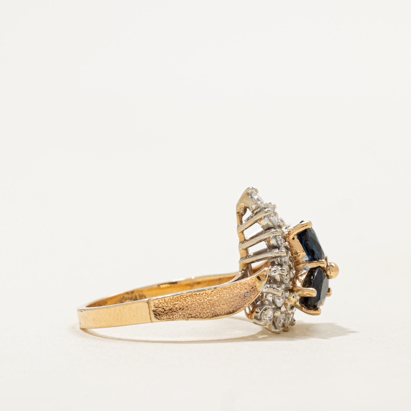 Bague halo en forme de pétale triangulaire sertie de saphirs et de diamants en or 14 carats | 1,50 ct au total, 0,54 ct au total | Taille 6,75