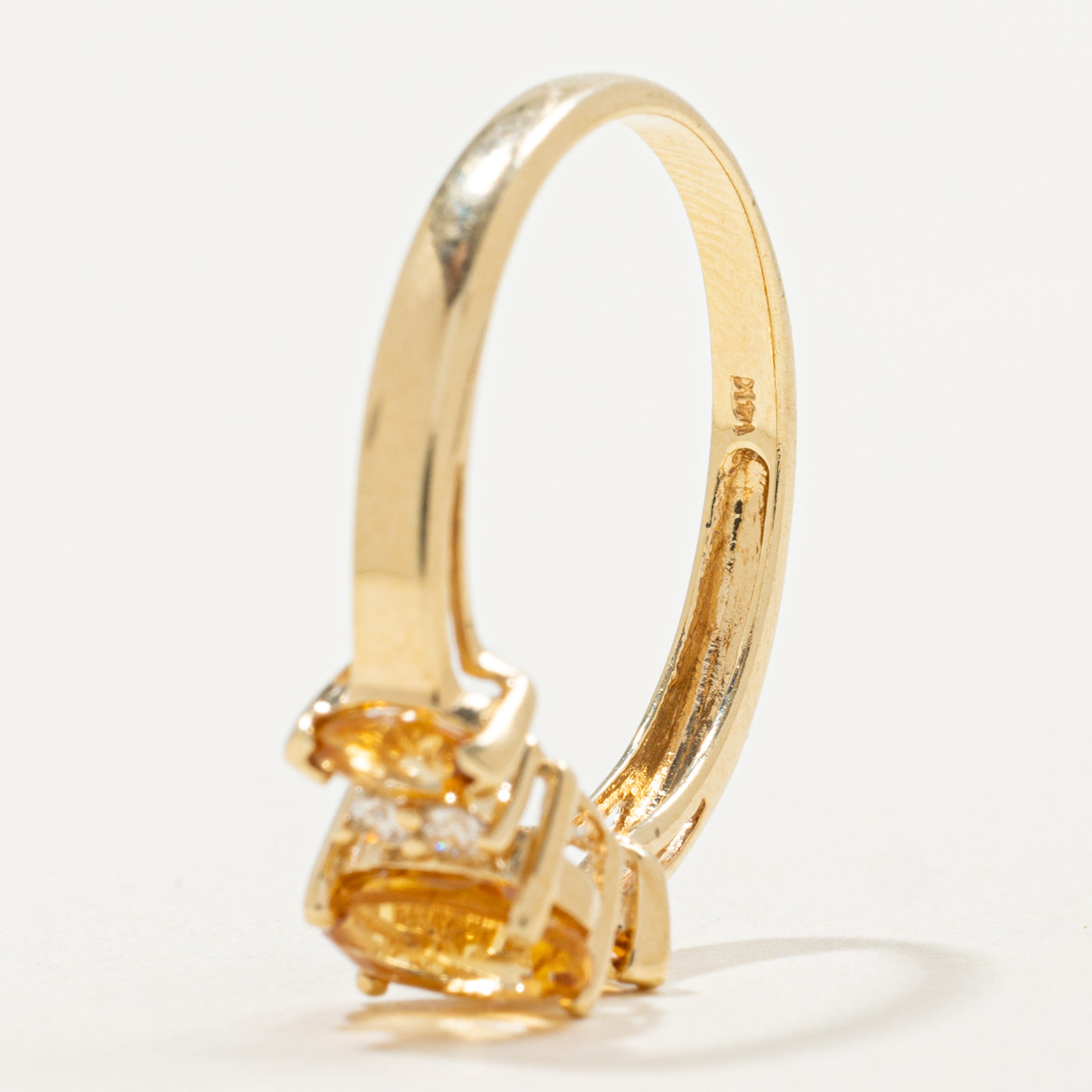Bague trois pierres en or 14 carats ornée de citrine et de diamants | 1,00 ct au total, 0,08 ct au total | Taille 7,0