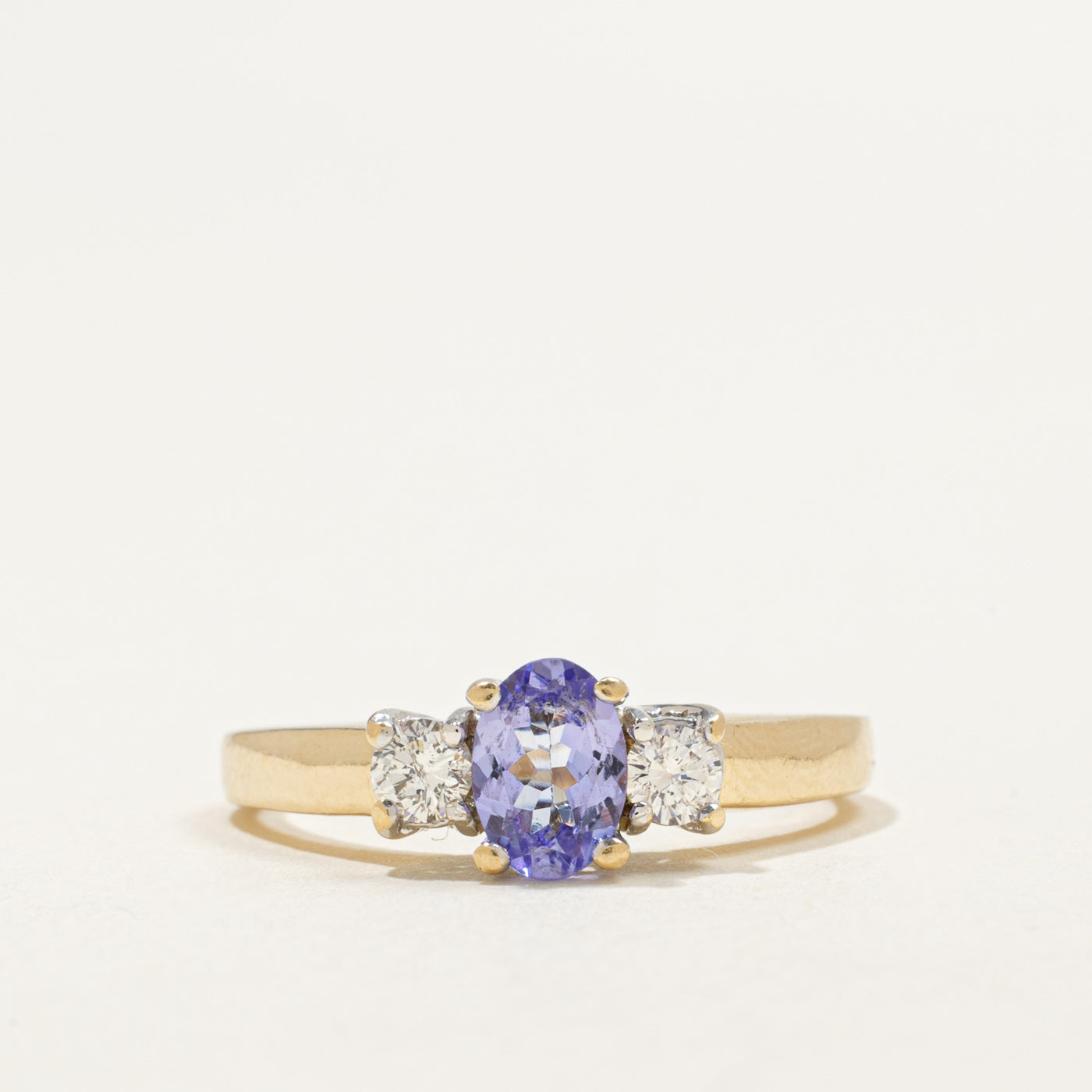 Bague en or 14 carats ornée d'une tanzanite ovale et de diamants | 0,77 ct, 0,24 ct au total | Taille 8,5
