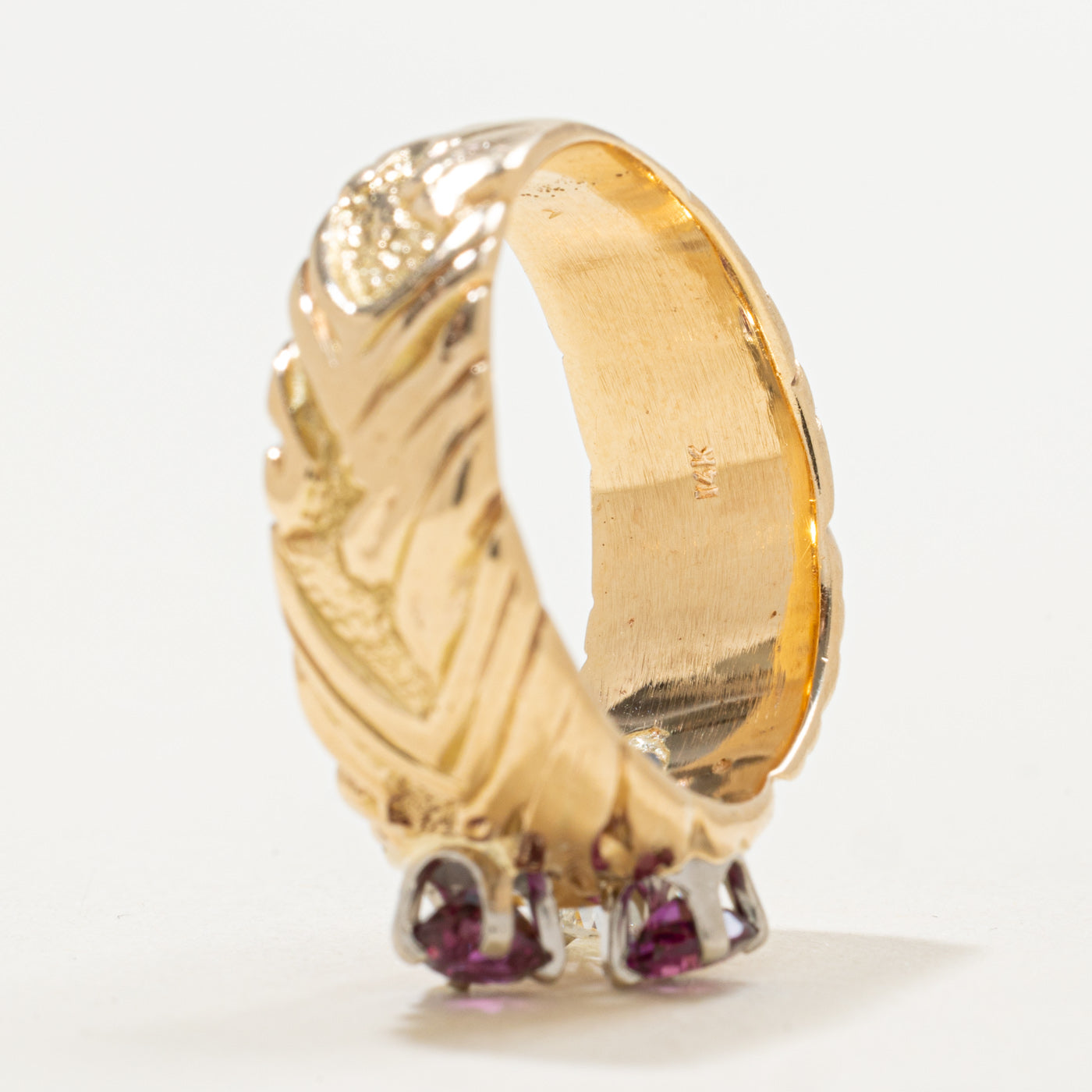 Bague texturée en or 14 carats sertie de diamants et de rubis | 0,30 ct, 0,52 ct au total | Taille 8,5