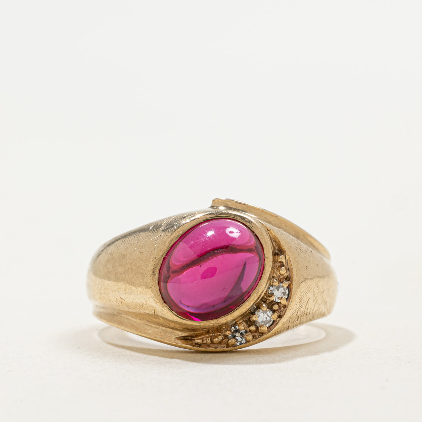 Bague en or 10 carats sertie d'un rubis synthétique cabochon et de diamants naturels | 4,00 ct, 0,06 ct au total | Taille 8,75