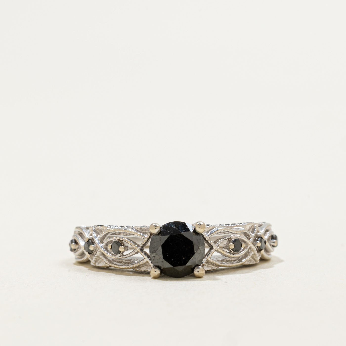 Bague ornée de diamants noirs en or blanc 10 carats | 0,91 ct | Taille 7,5
